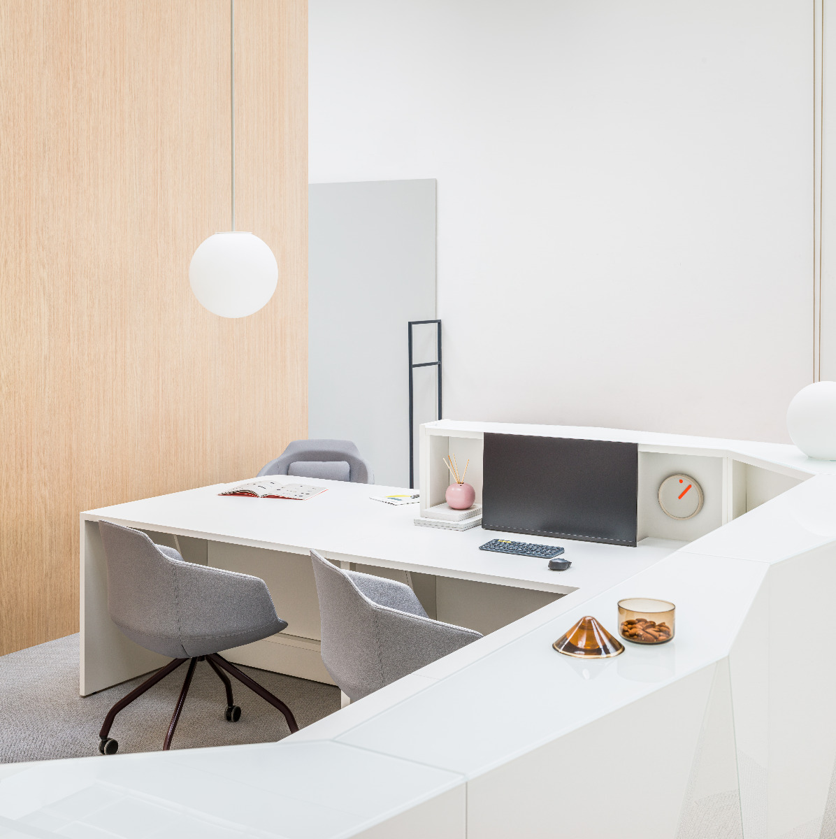 Poste d’accueil aménagé avec banque en verre design