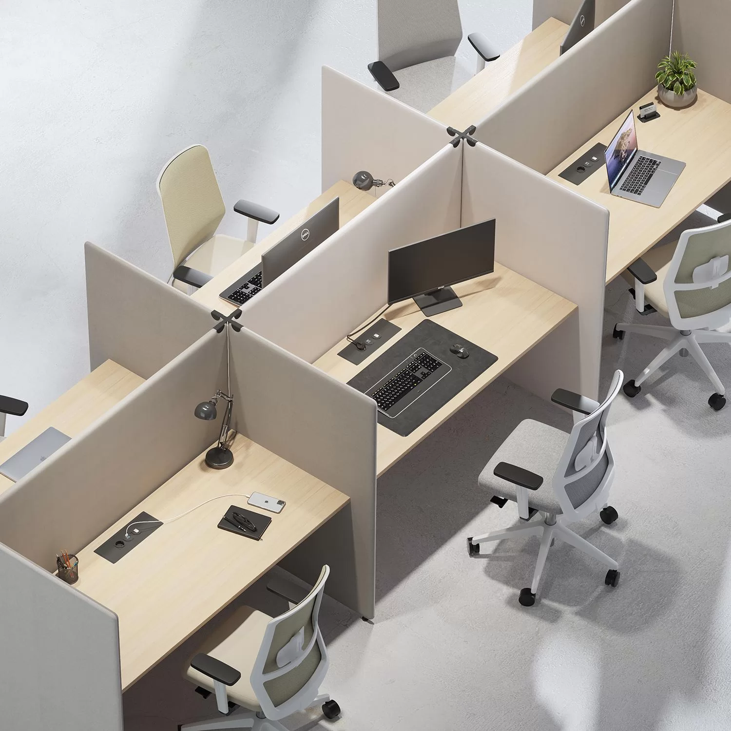 Postes de bureau acoustiques face à face en aménagement flex office
