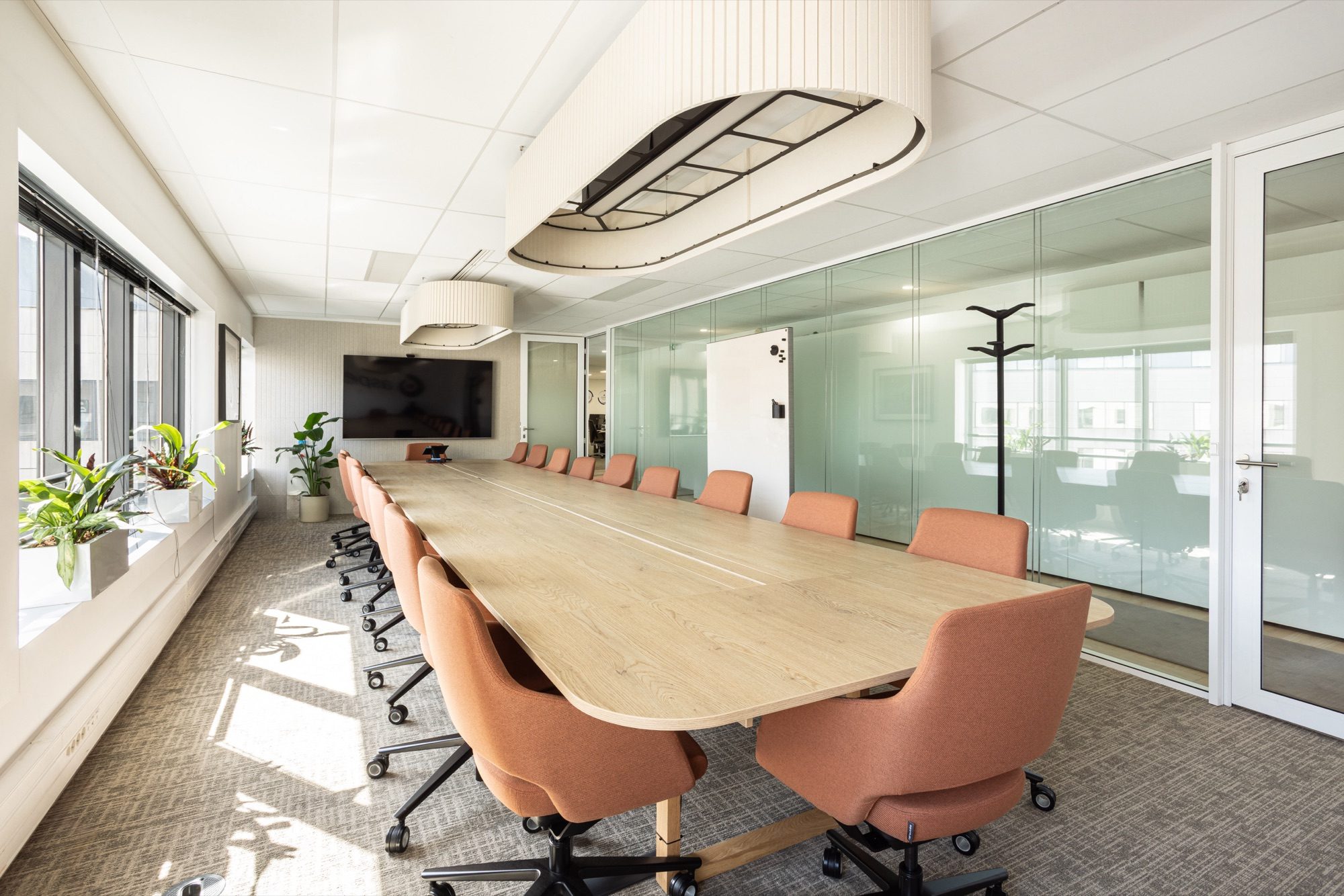 Salle de conseil d'un laboratoire pharmaceutique avec cloison vitrée, aménagée par Isospace