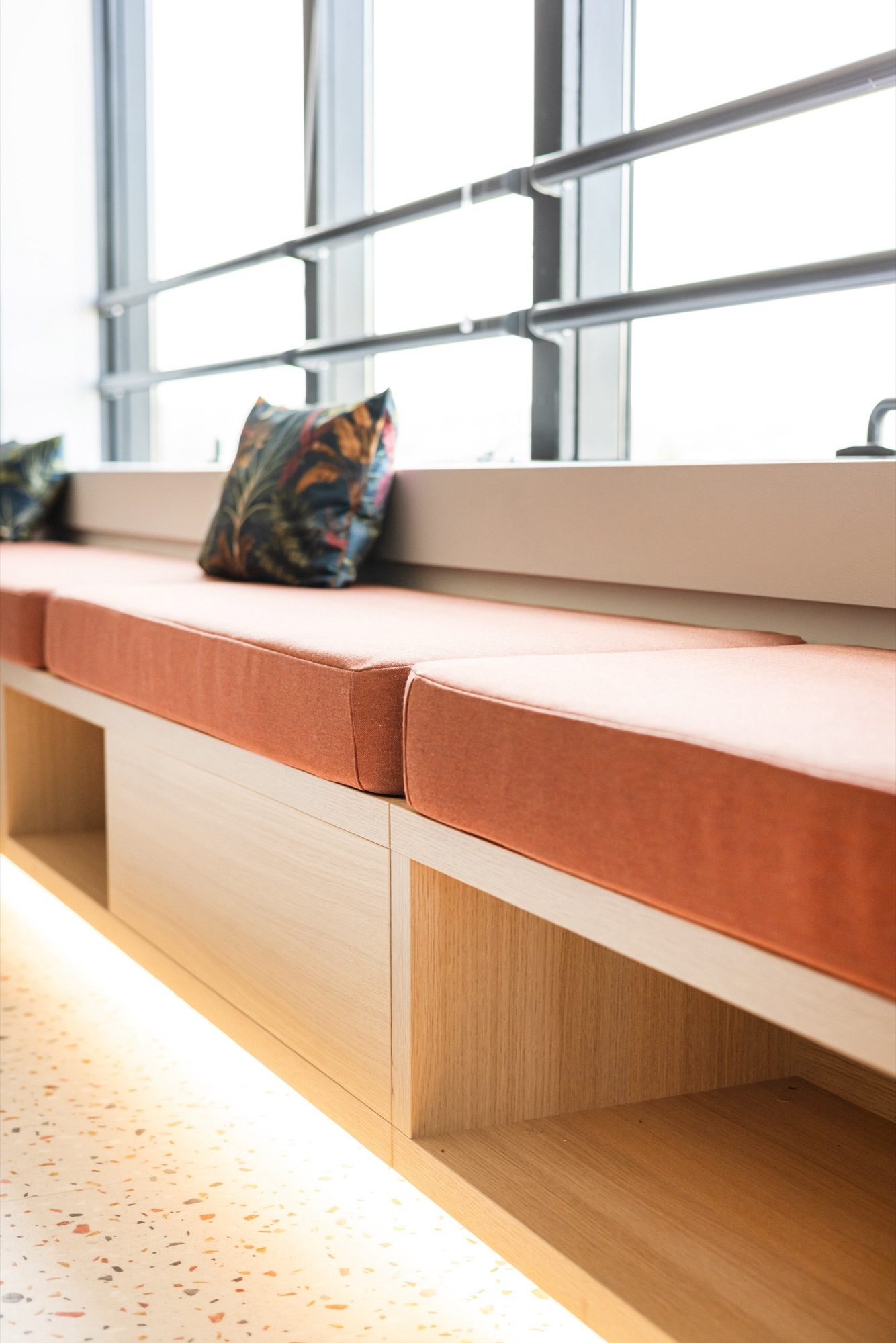 Détail d'une banquette de fenêtre avec coussins, bureaux d'un laboratoire