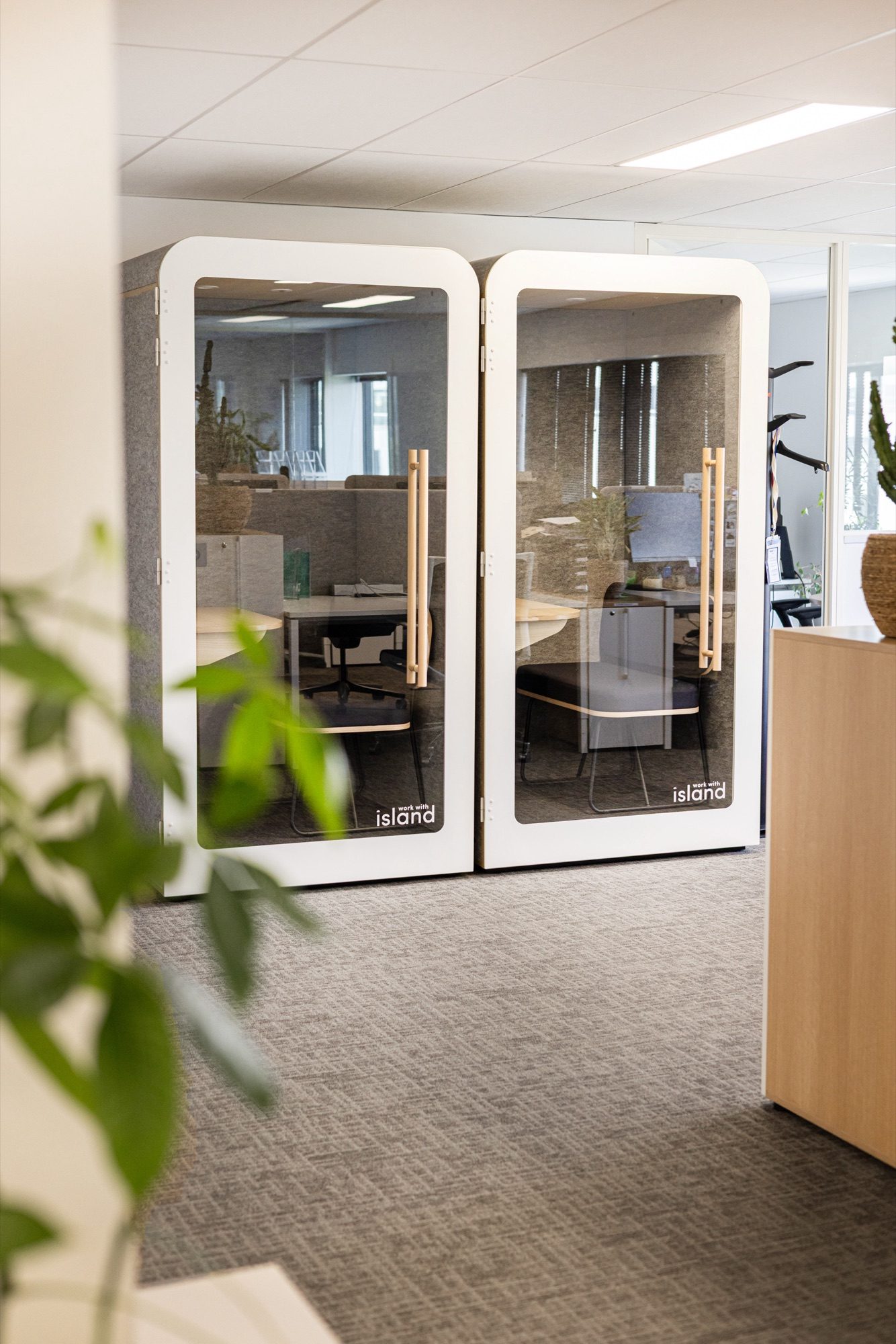 Cabines acoustiques individuelles dans l'open space d'un laboratoire pharmaceutique
