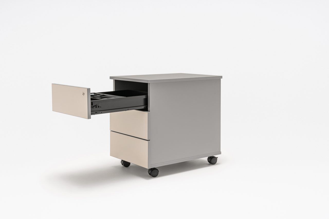 Caisson de bureau mobile avec assise, tiroir ouvert et roulettes