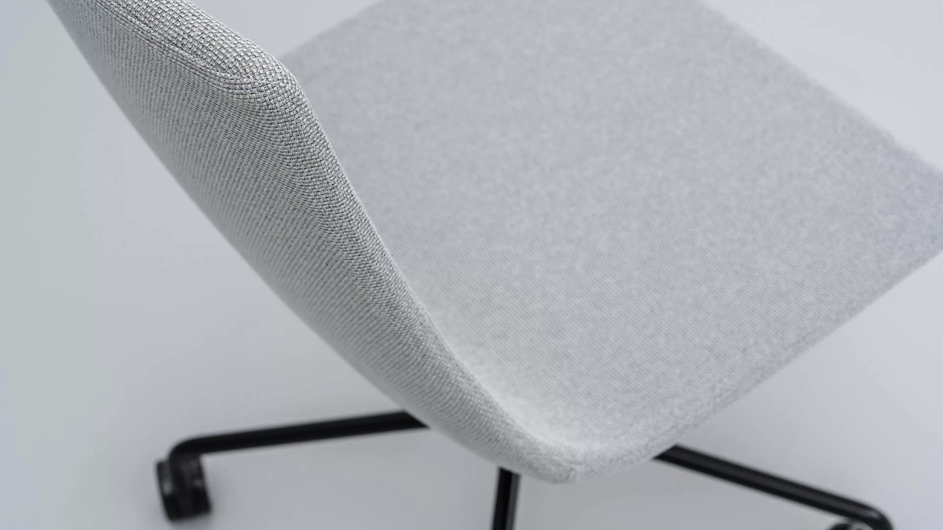 Détail coque rembourrée et tissu maillé de la chaise de réunion