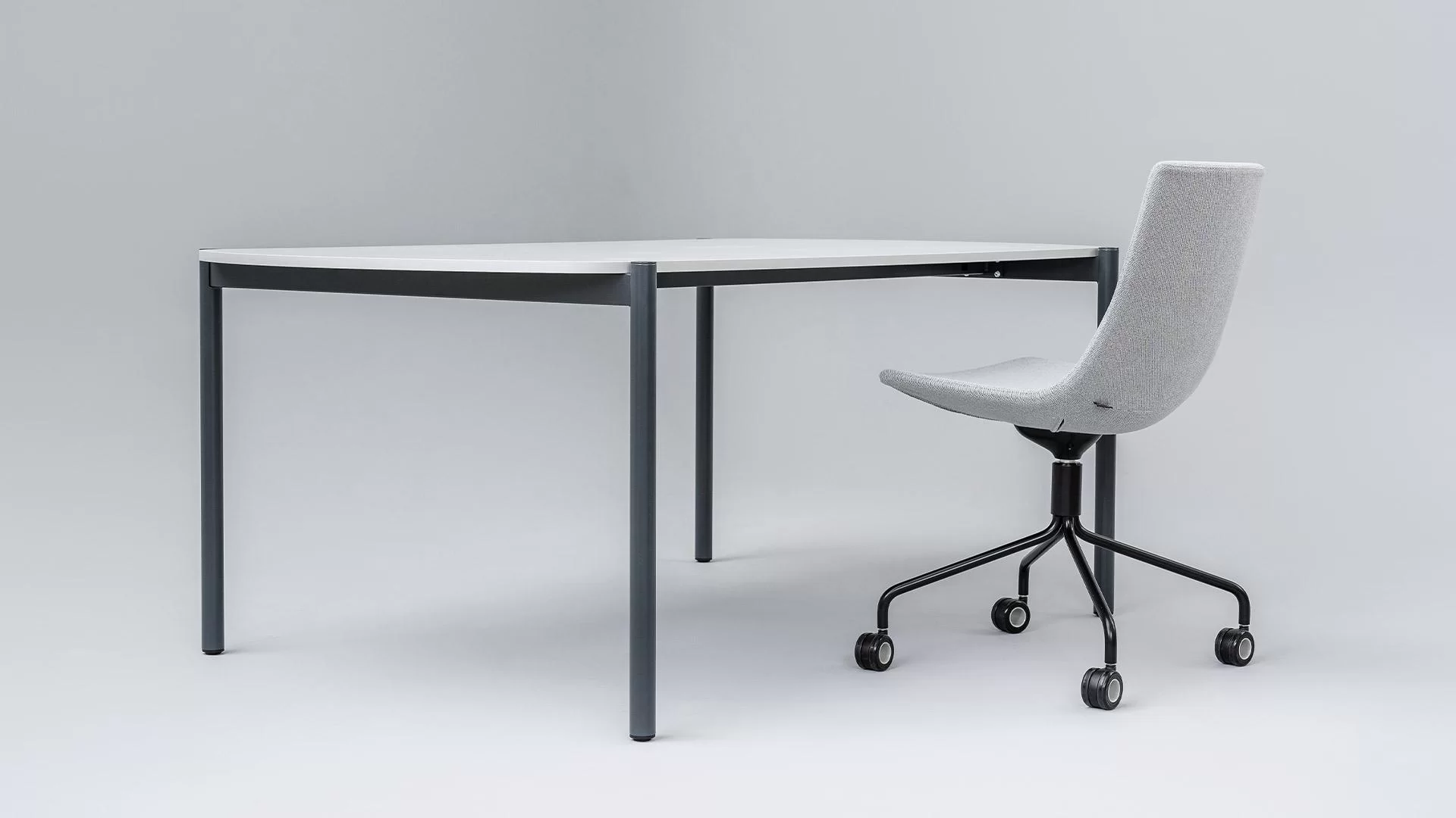 Chaise de réunion grise avec piétement étoile noir et roulettes