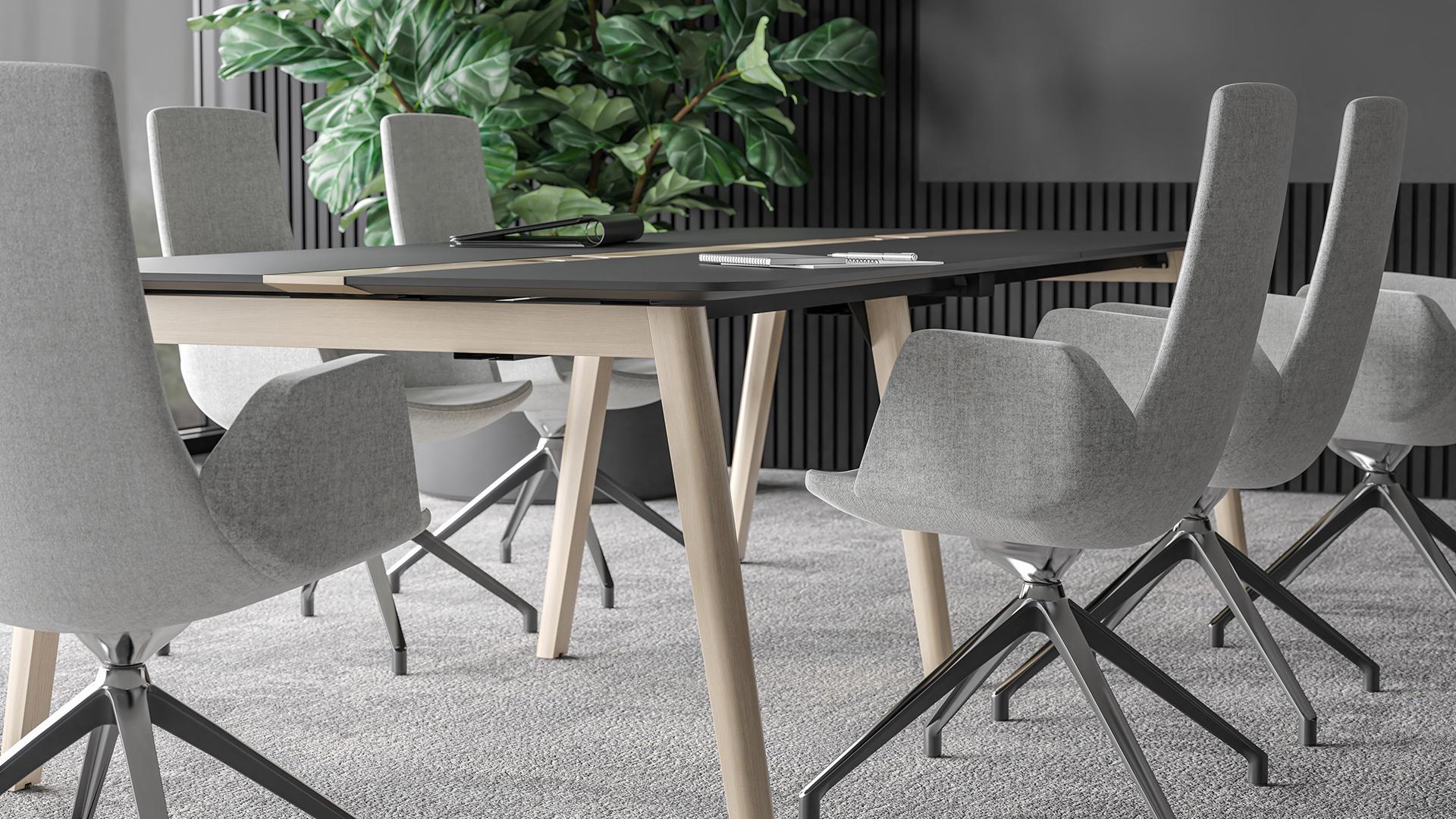 Chaises de réunion grises autour d'une table en bois clair pour salle de conférence