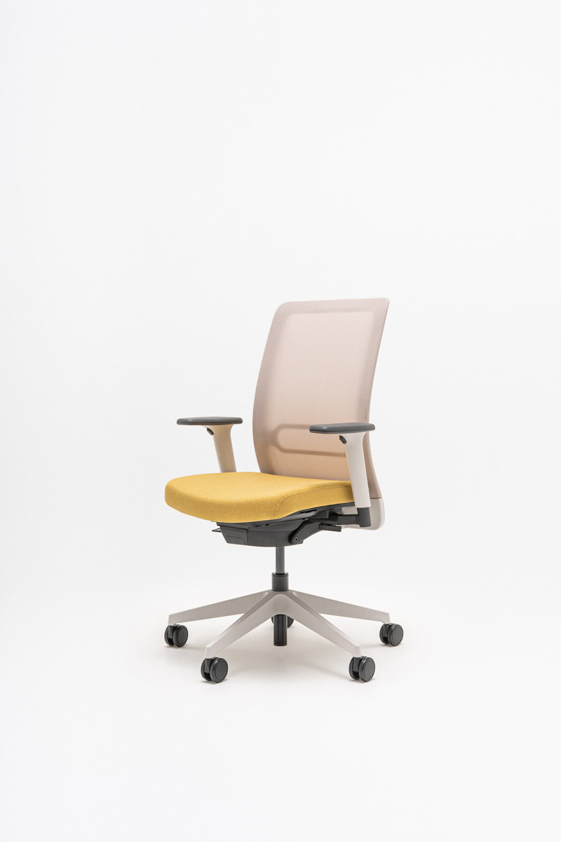 Fauteuil de bureau ergonomique sur base aluminium, dossier beige et structure grise