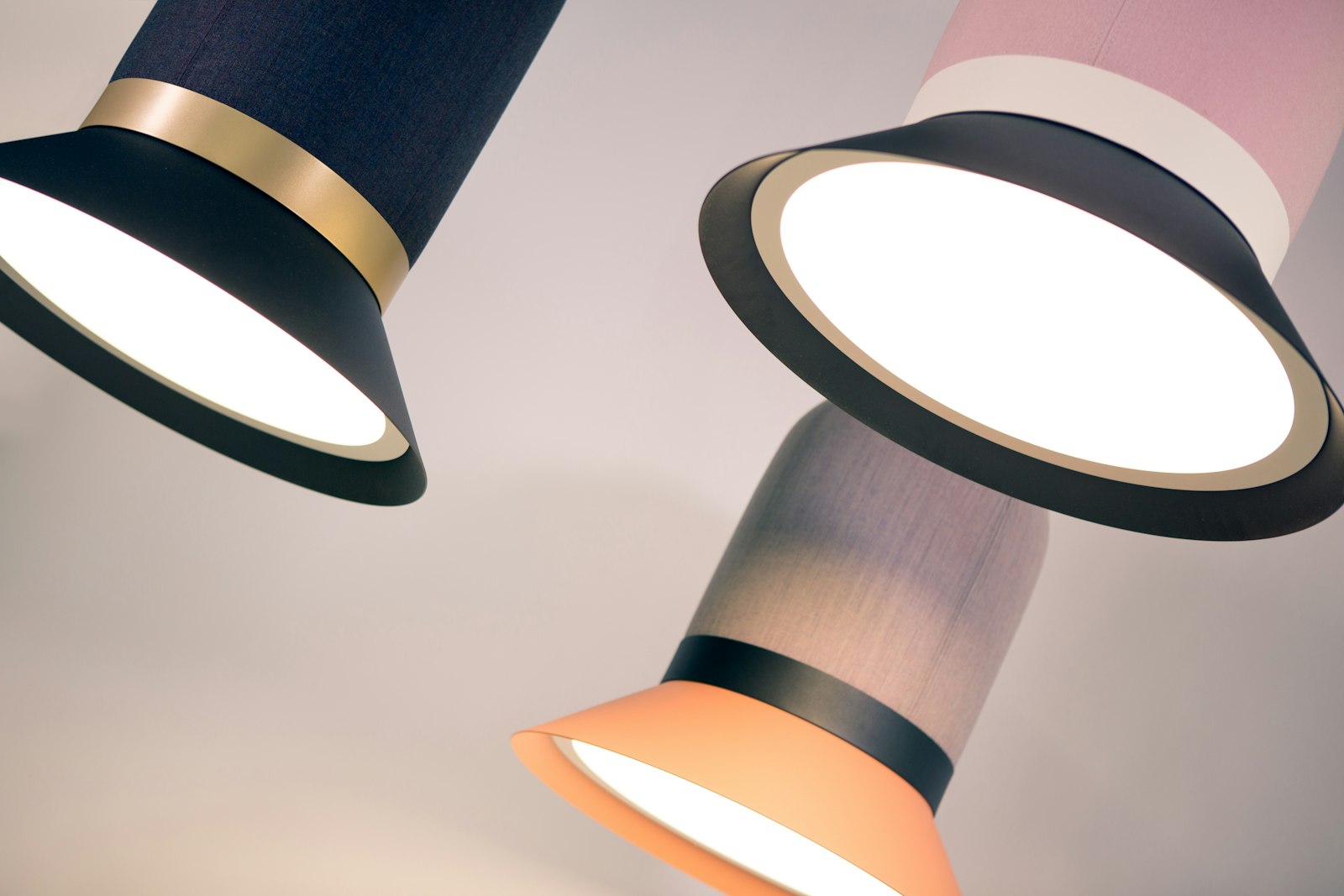 Détail de suspensions acoustiques : habillage tissu, anneau métallique et diffuseur LED