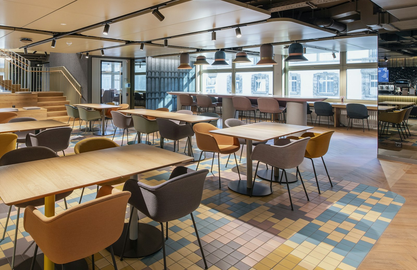 Suspensions acoustiques au-dessus des tables d'un restaurant d'entreprise