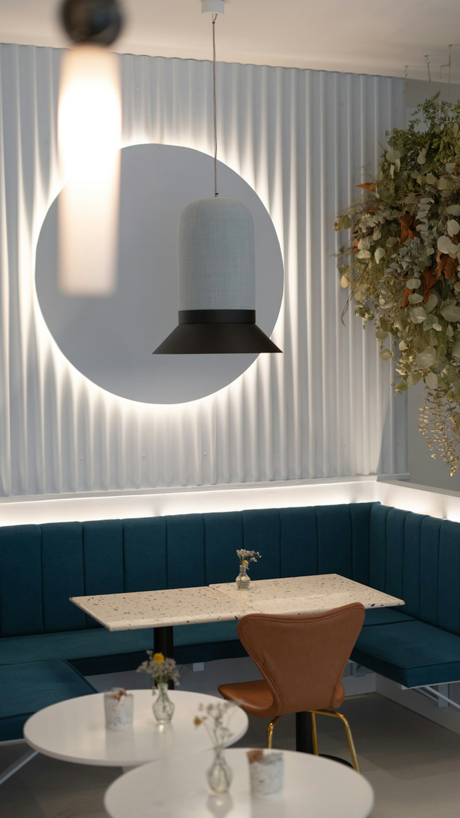 Luminaire acoustique suspendu au-dessus d'une banquette, en situation