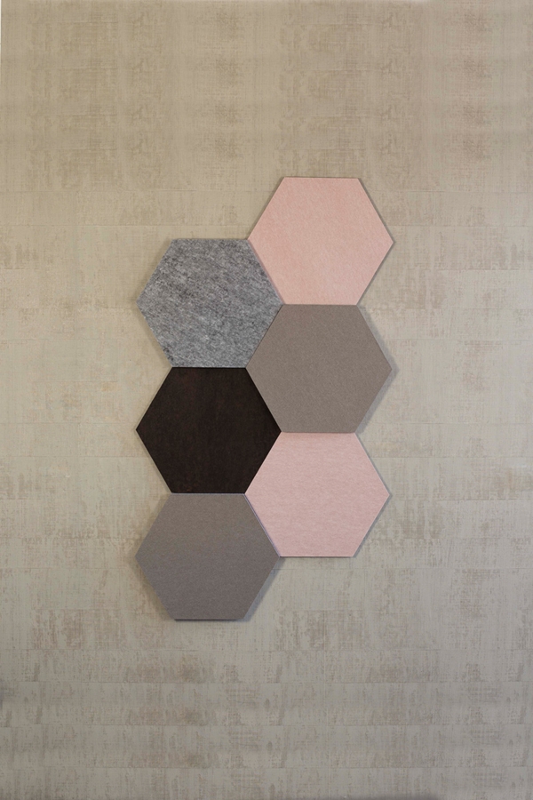 Panneaux Honey habillés du tissu Hush, finitions rose et gris sur mur clair