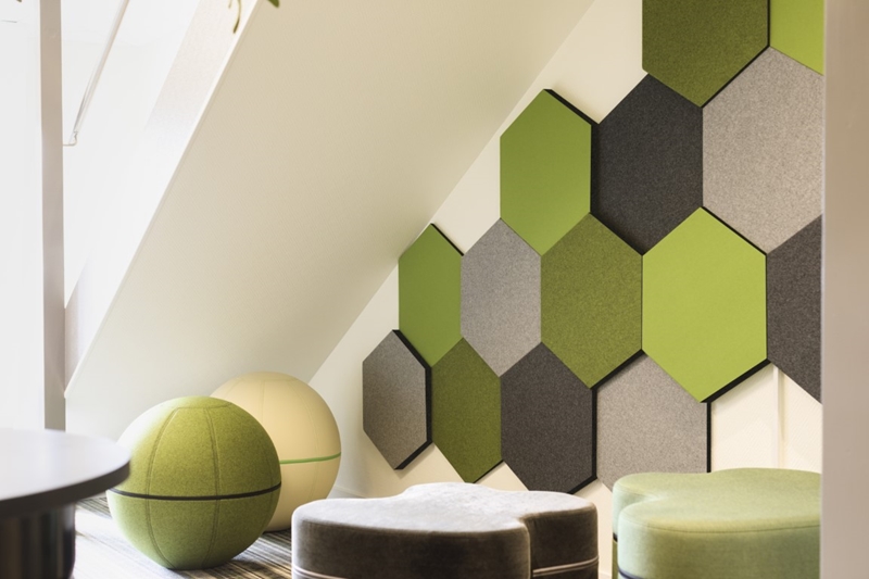 Panneaux Honey en composition vert et gris dans un coin lounge sous rampants