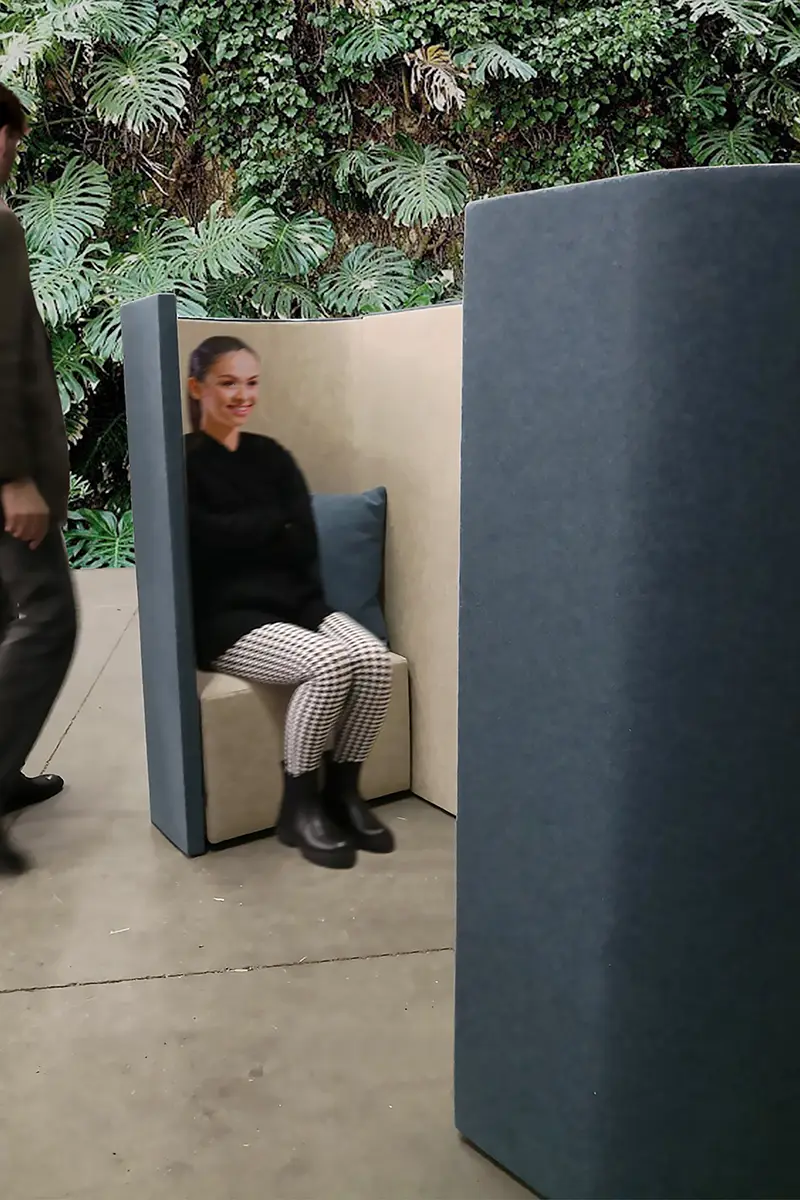 Paroi acoustique auto-portante avec banquette pour échange confidentiel en coworking