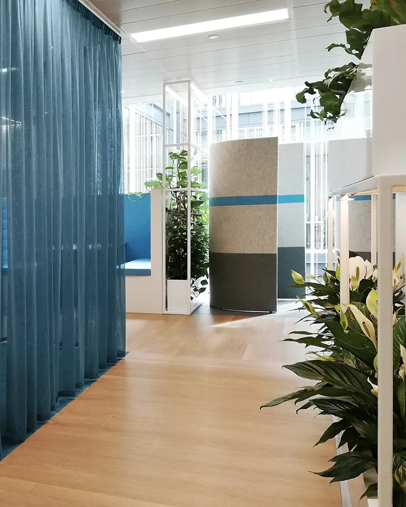 Paroi acoustique auto-portante en forme de cabine ronde dans un open space tertiaire