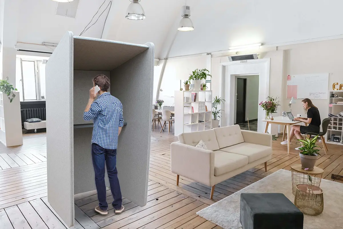 Paroi acoustique auto-portante de type phone booth pour appel individuel au bureau