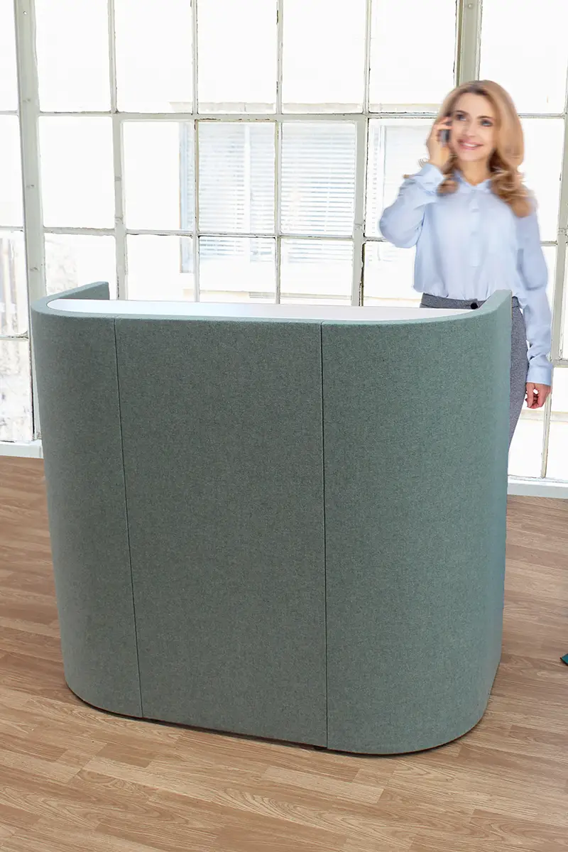 Paroi acoustique auto-portante intégrant un poste de travail individuel concentration