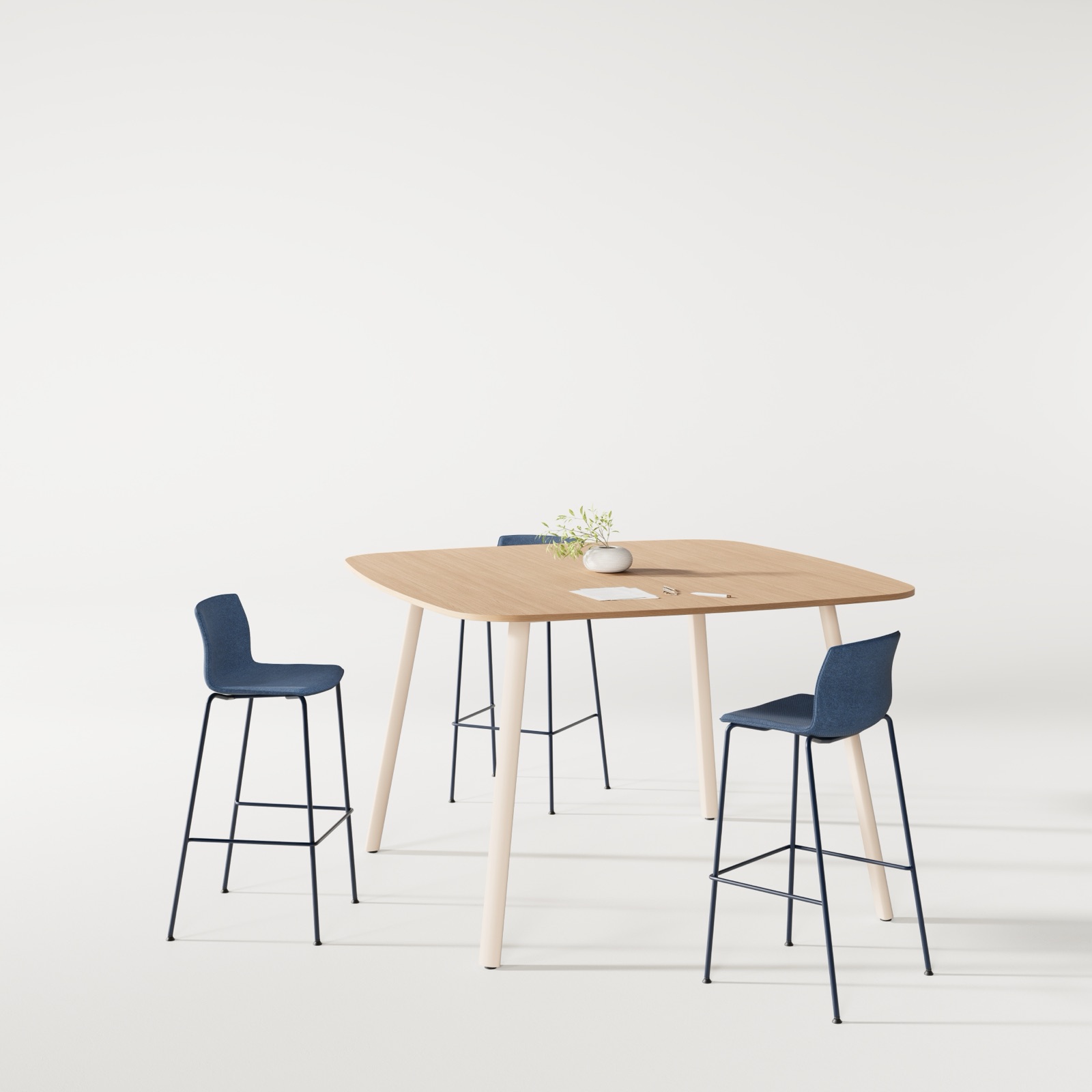 Table de réunion en bois design dans une salle de comité