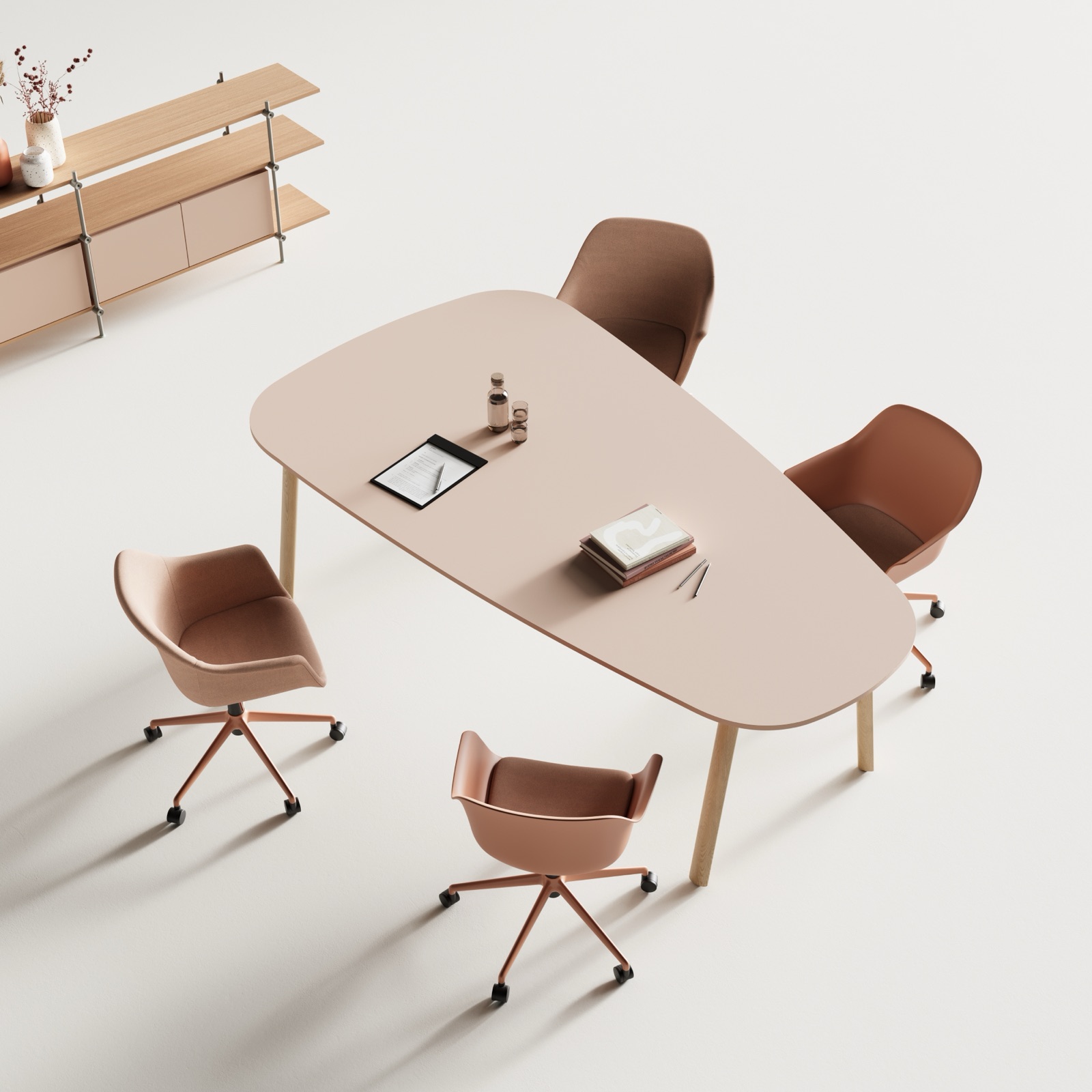 Table de réunion en bois configurée pour une réunion hybride en visioconférence