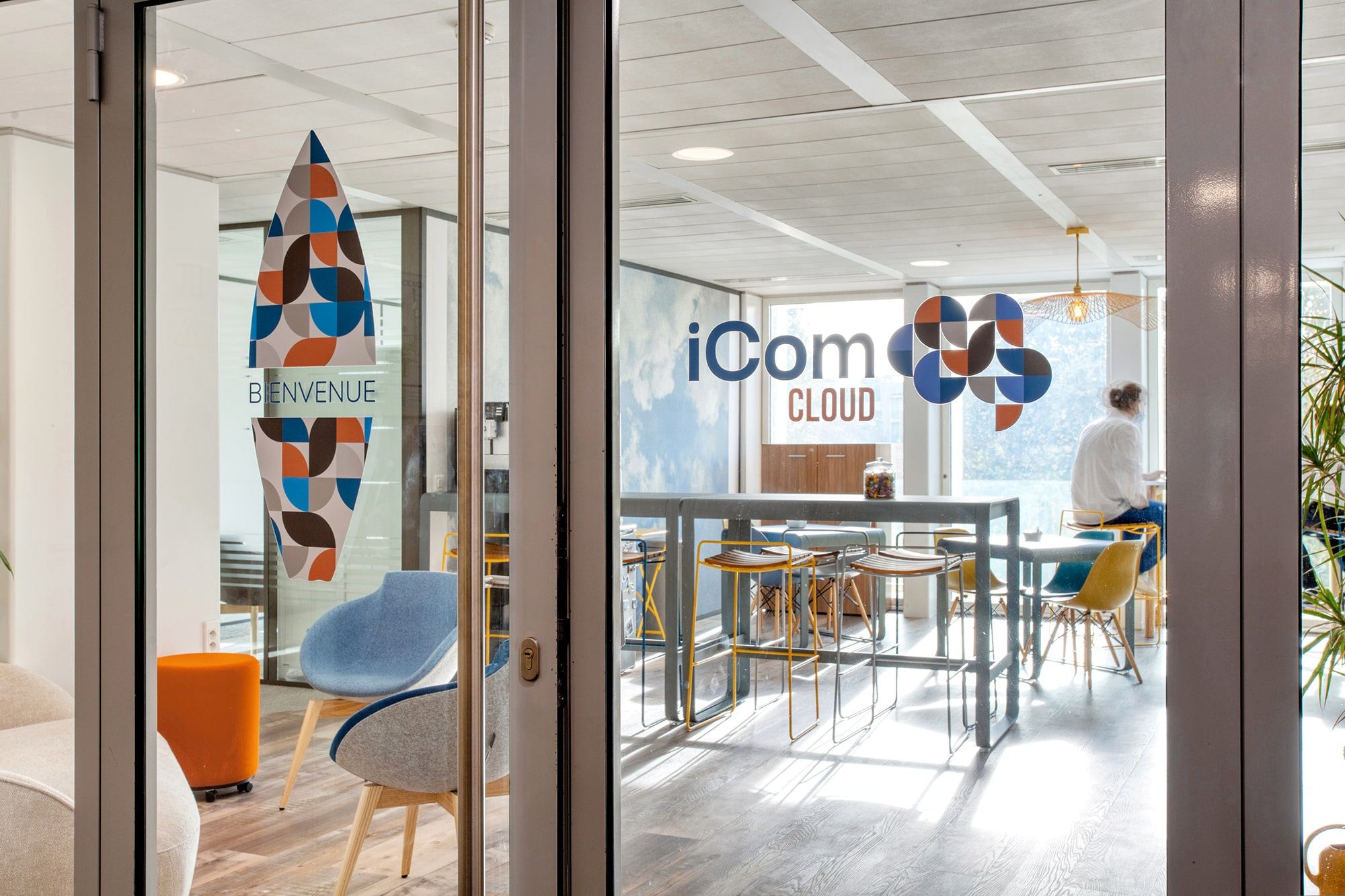 Cloisons vitrées et signalétique iCom Cloud, bureaux aménagés par Isospace à Neuilly-sur-Seine