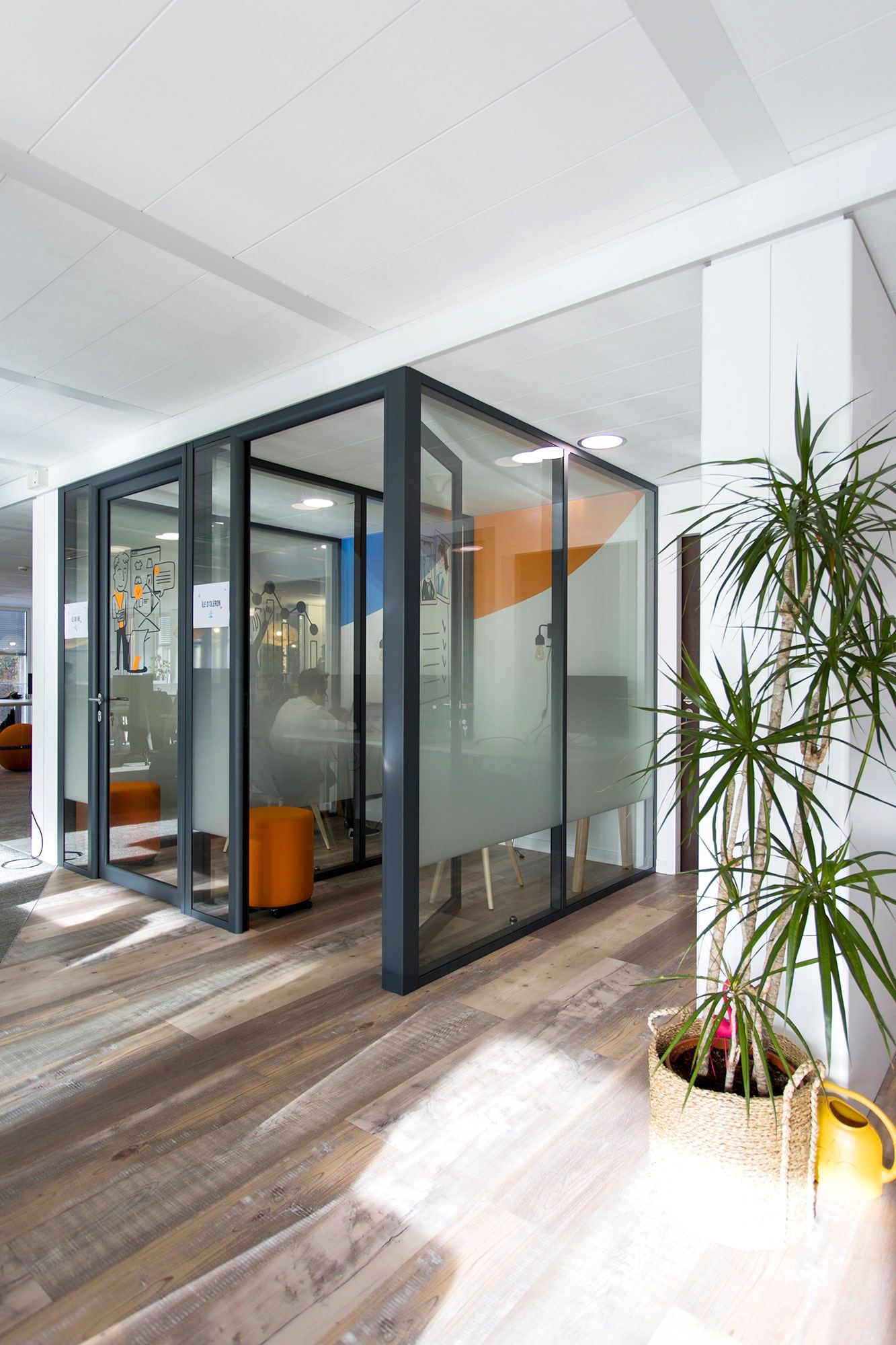 Détail d'aménagement et signalétique des bureaux iCom Cloud