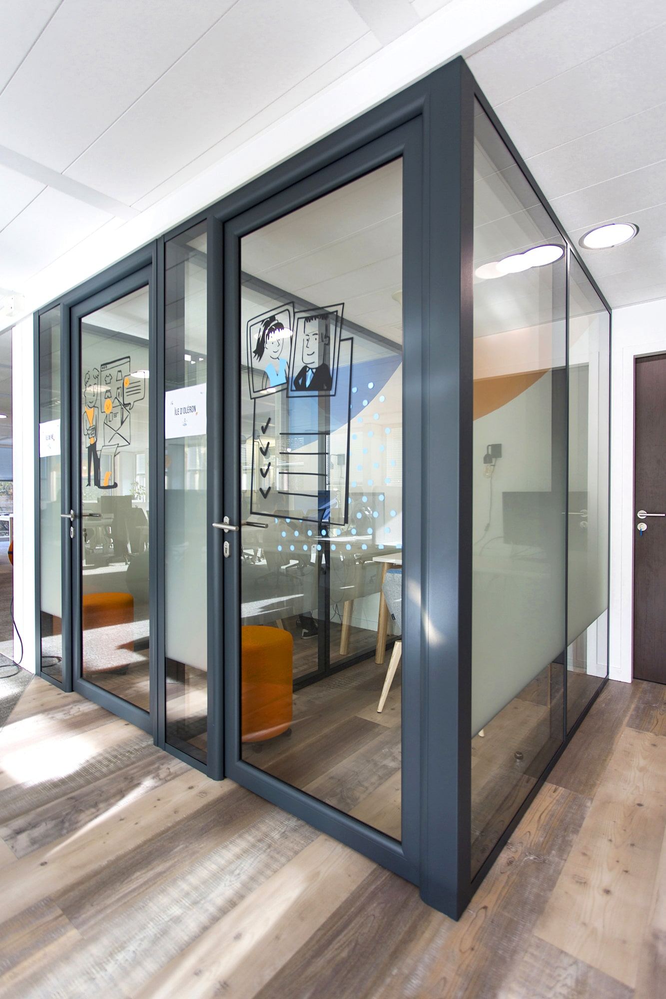 Bureaux vitrés et circulation des locaux iCom Cloud