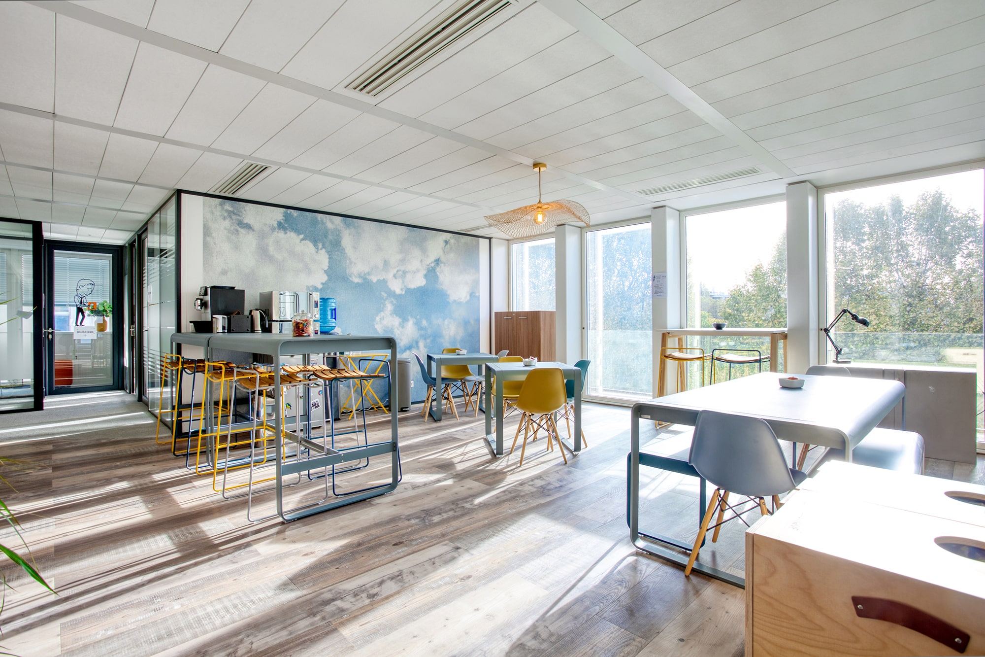 Espace cuisine et cafétéria des bureaux iCom Cloud, fresque nuageuse