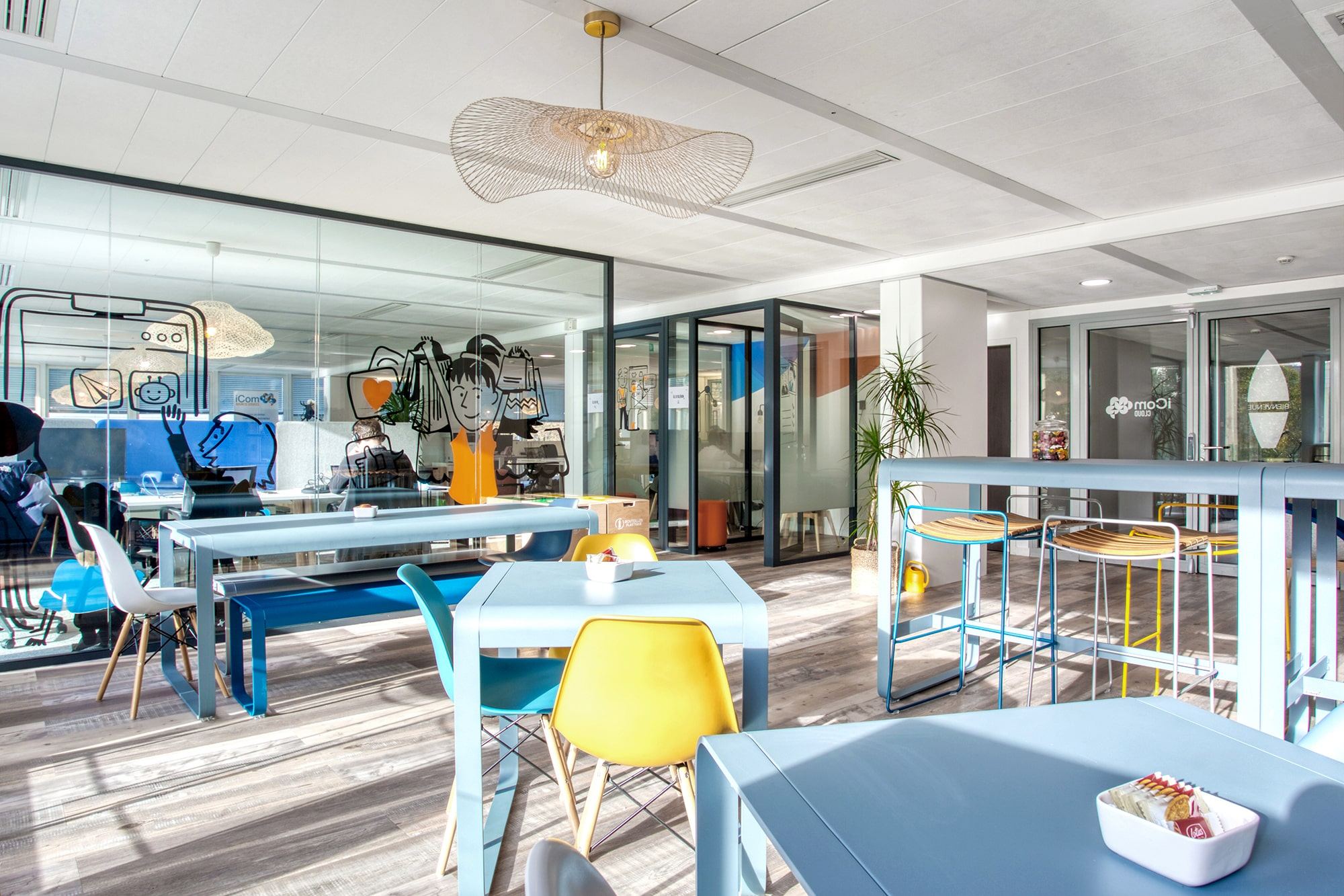 Espace de travail lumineux des bureaux iCom Cloud aménagés par Isospace