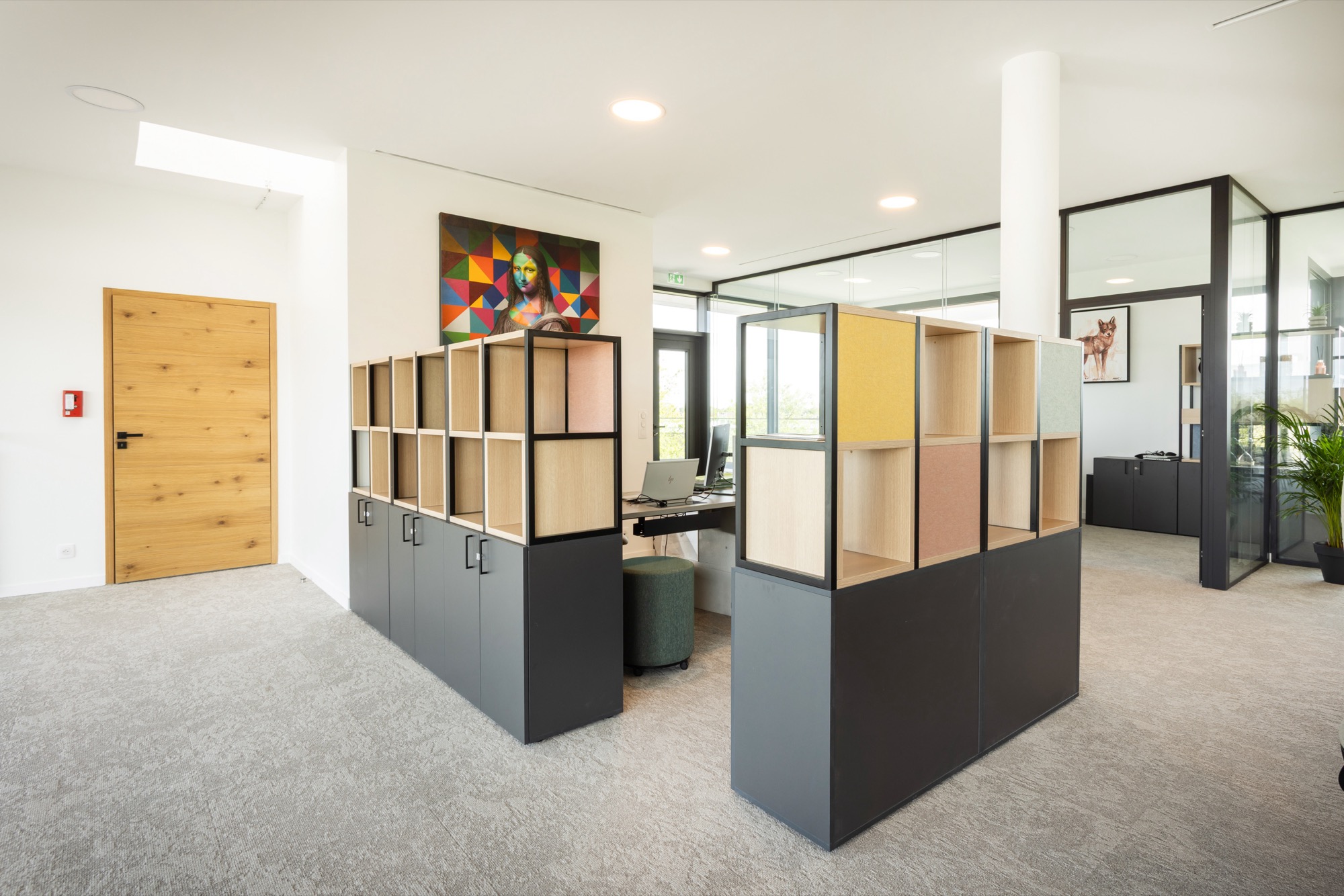 Plateau de bureaux SOLPOL avec claustras de rangement colorés