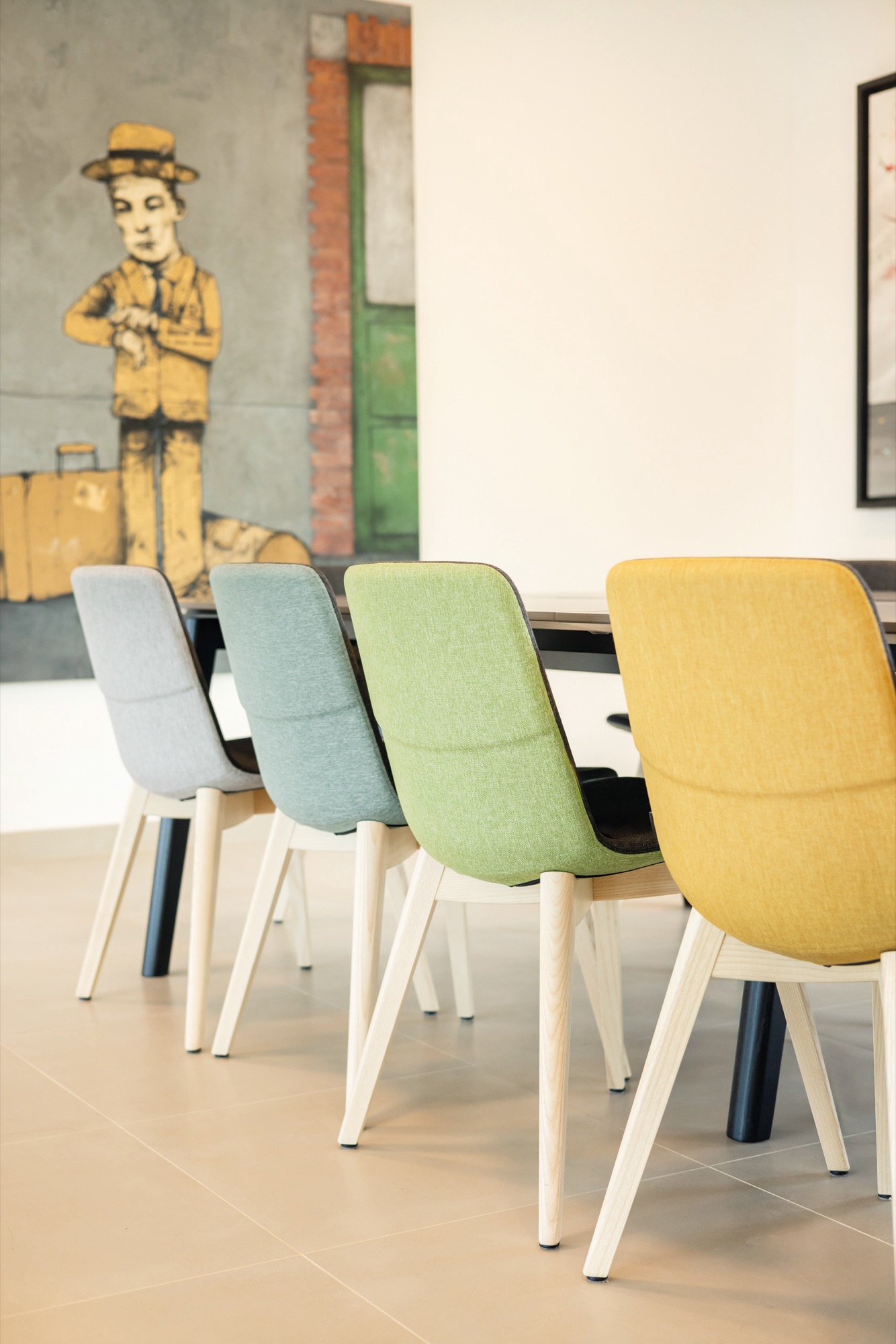 Chaises colorées de la salle du conseil, bureaux SOLPOL à Grigny