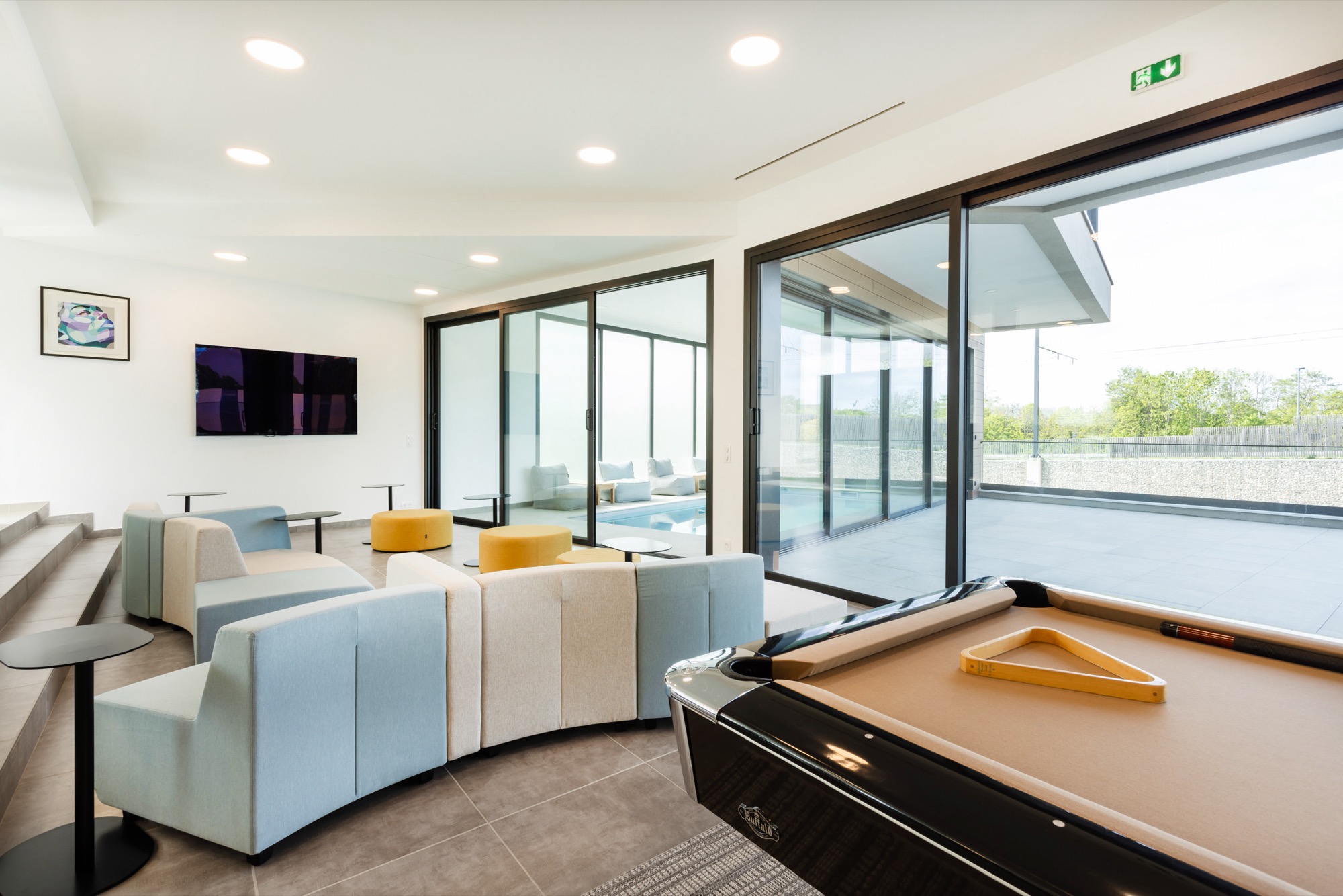Espace détente et billard des bureaux SOLPOL, vue sur le bassin
