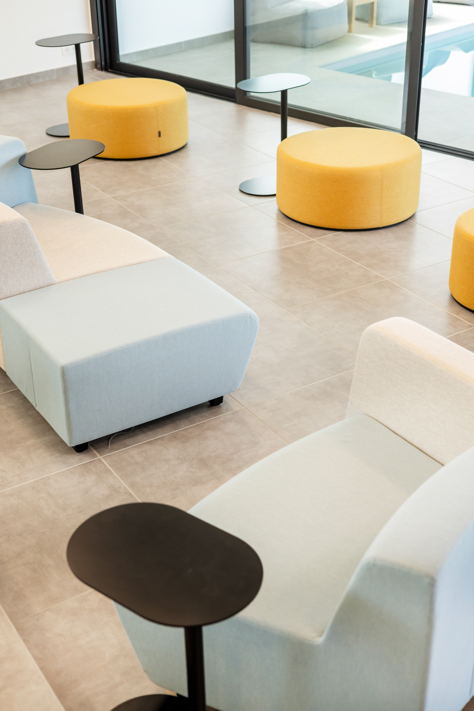 Espace détente et poufs des bureaux SOLPOL