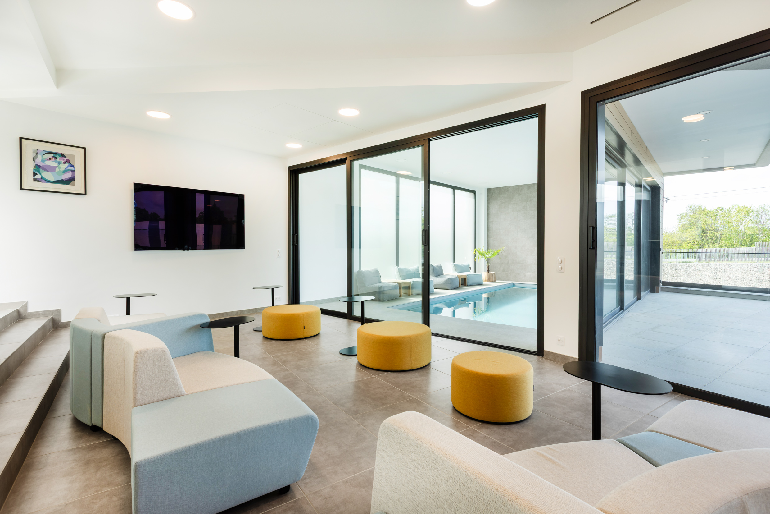 Espace détente des bureaux SOLPOL avec vue sur le bassin