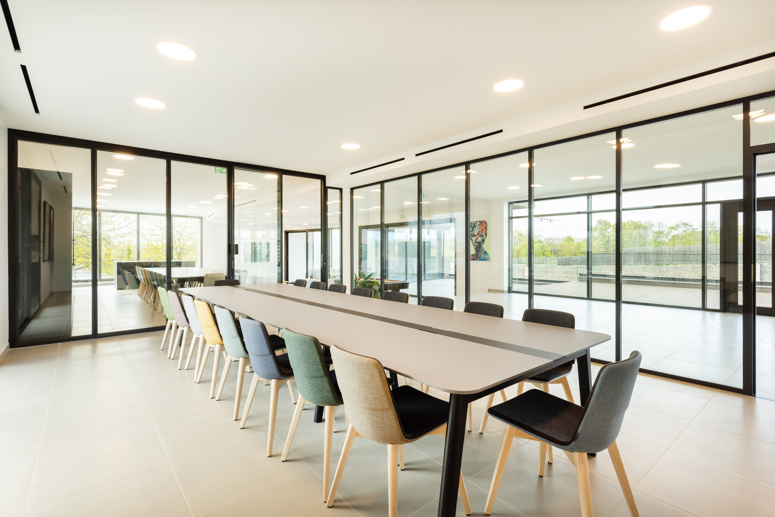 Salle de réunion vitrée toute hauteur des bureaux SOLPOL à Grigny