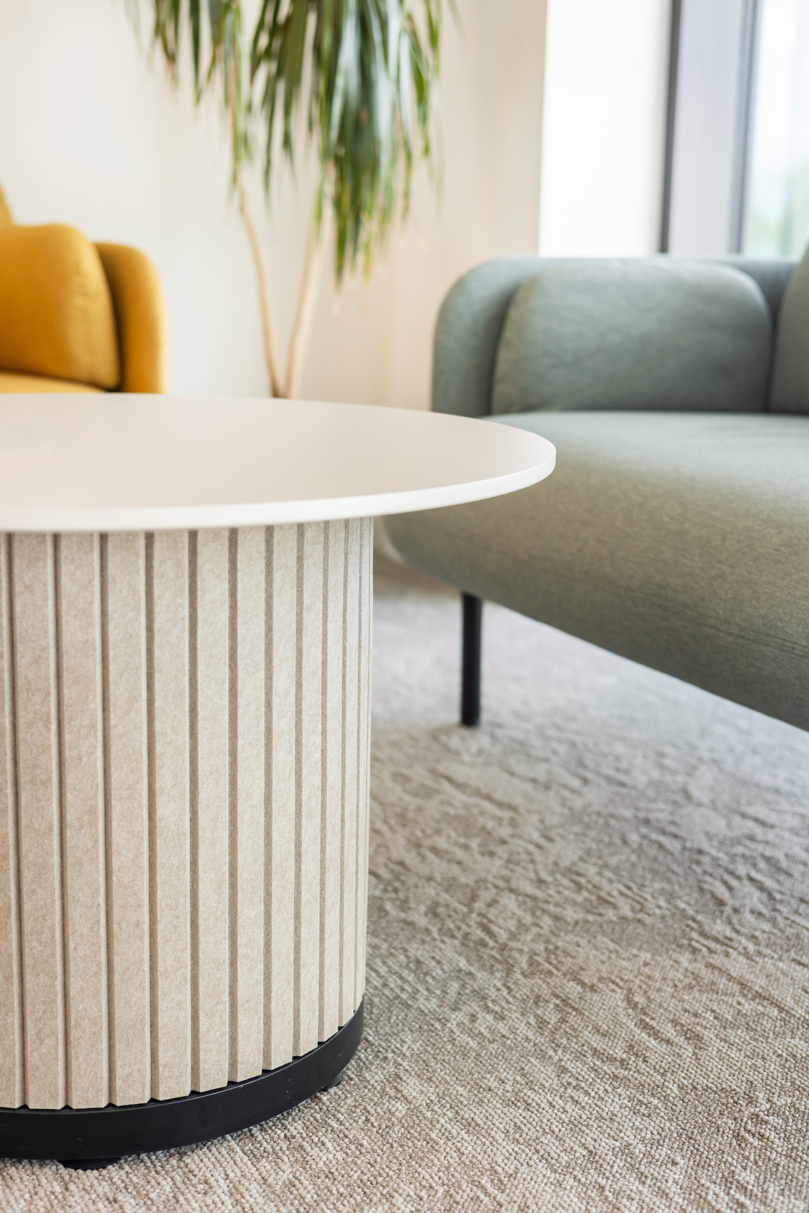 Détail mobilier, table cannelée des bureaux SOLPOL