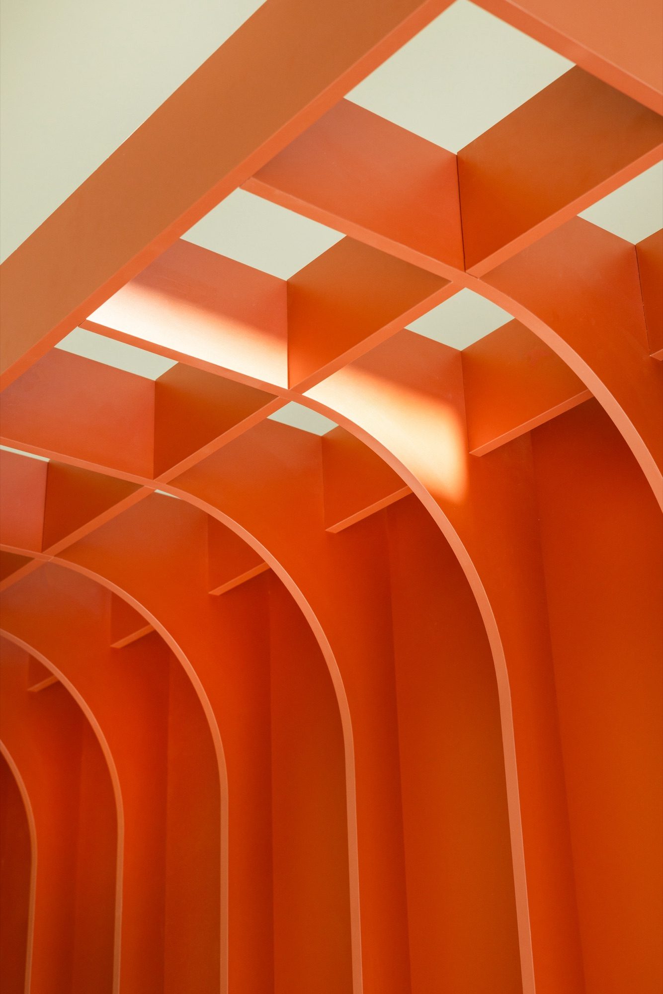 Détail des arches orange cannelées et sculpturales du hall