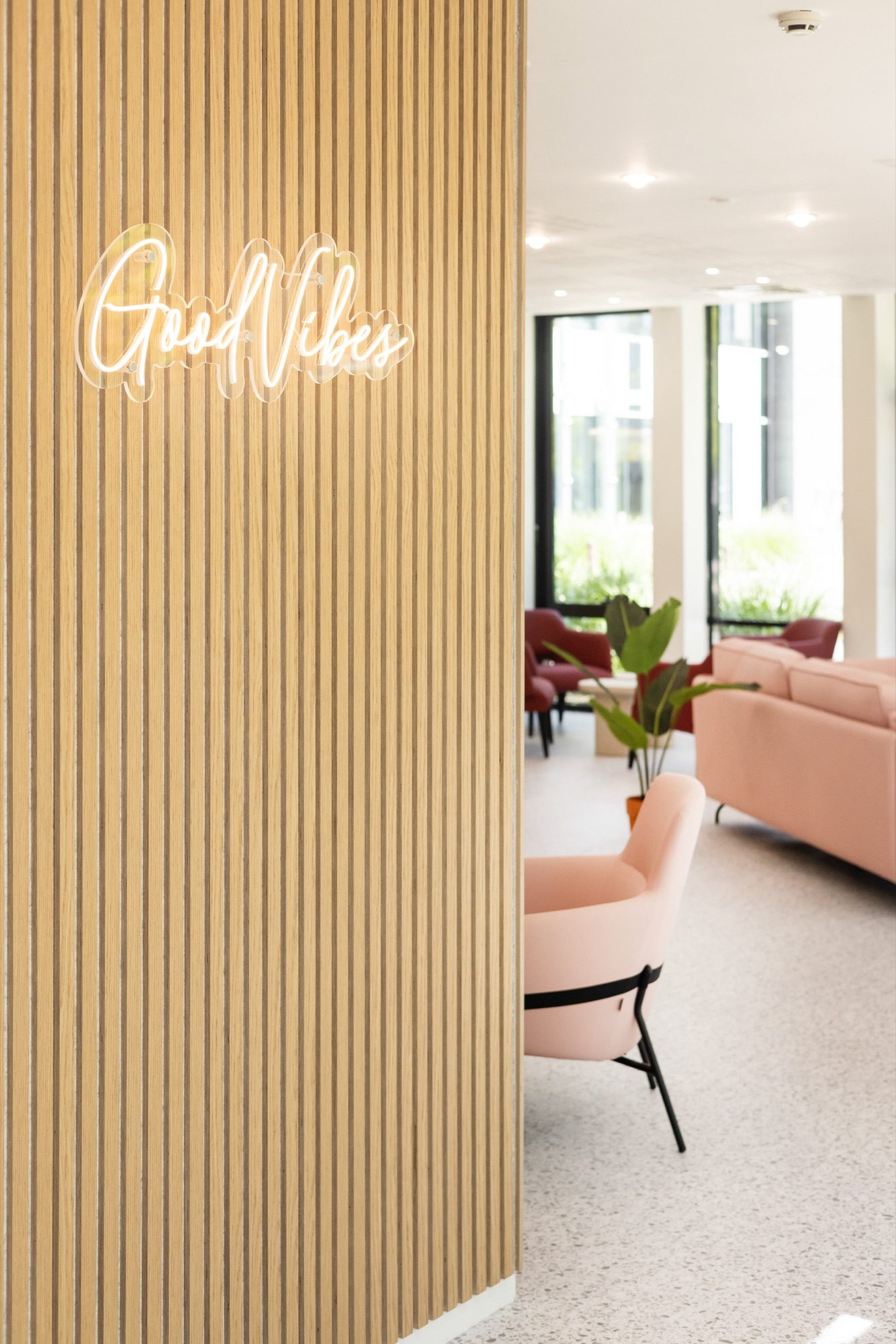 Signalétique néon décorative sur habillage mural en bois