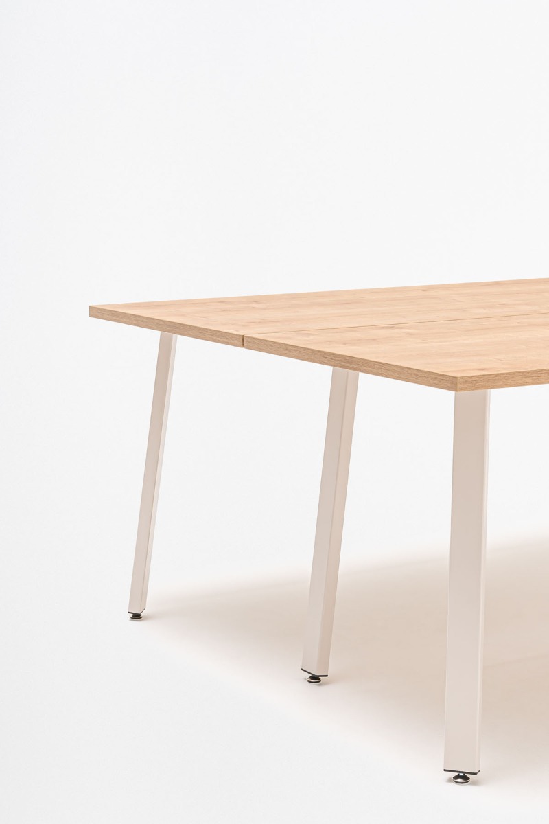 Détail du plateau mélaminé et du piètement acier d'un bureau bench