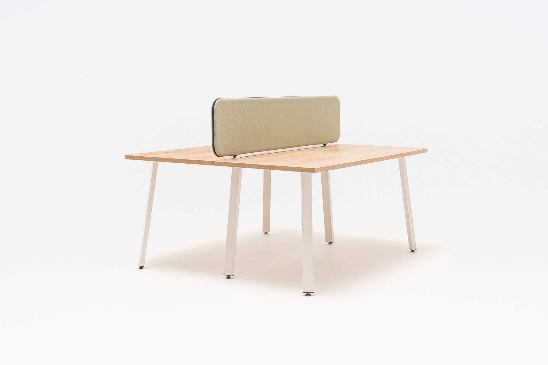 Bureau bench avec écran séparateur acoustique en feutre entre deux postes