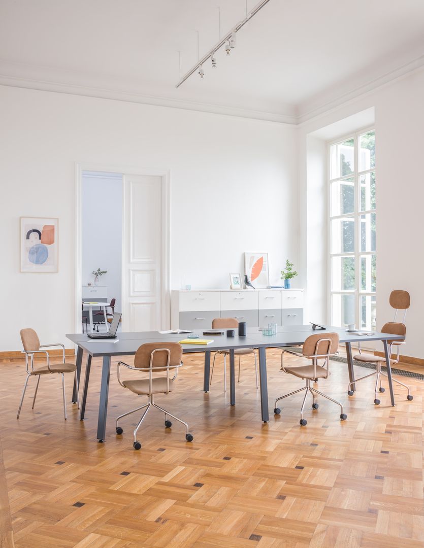 Bureau bench six personnes installé dans un open space lumineux