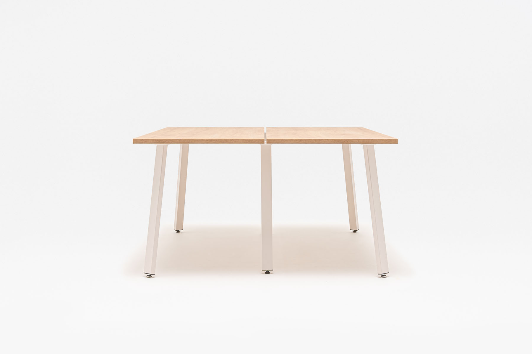 Bureau simple 4 à 6 personnes vu de face, postes partagés sur structure bench