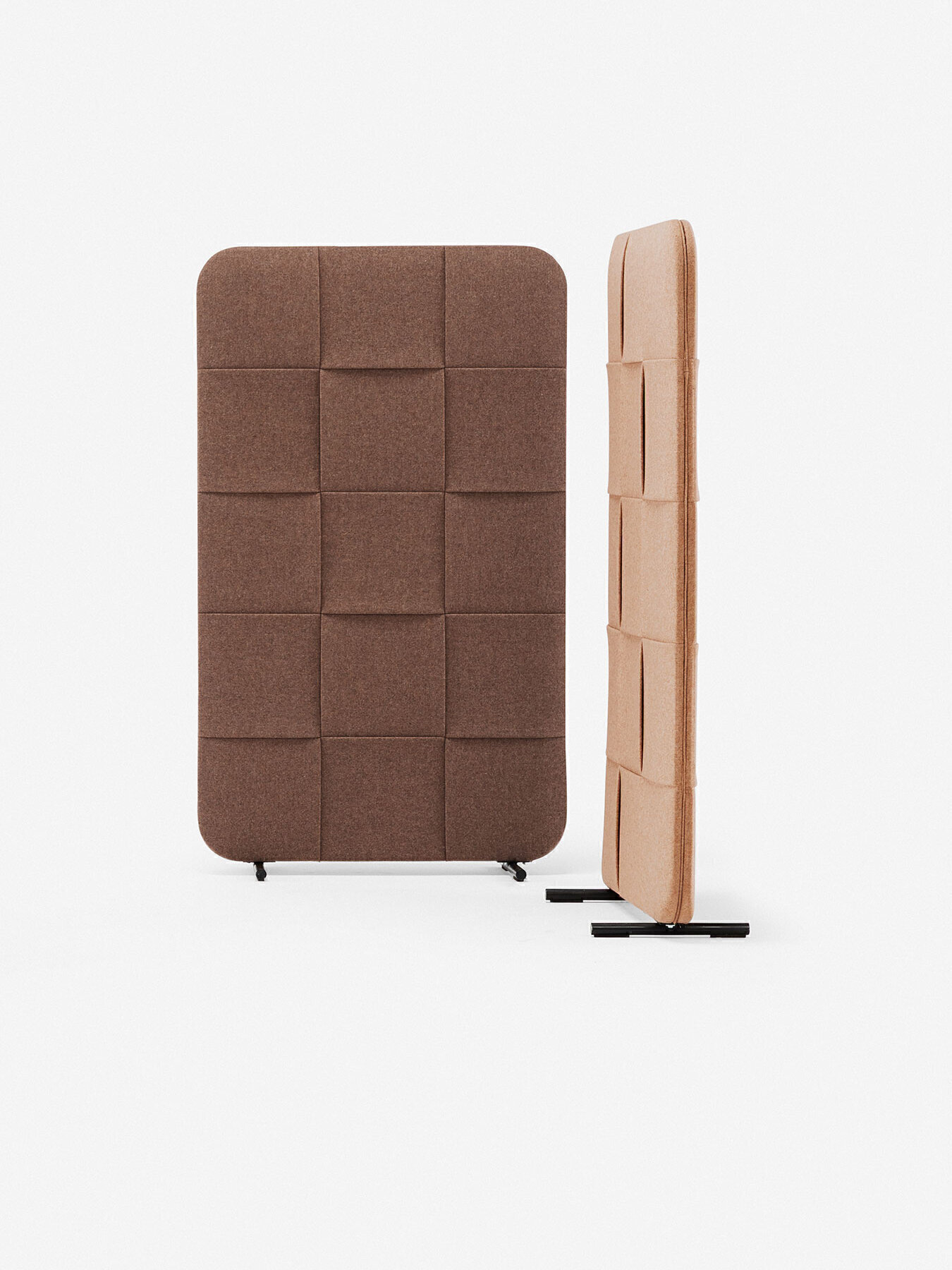 Cloison acoustique design sur pied pour open space : panneau capitonné sur piètement métal, vues de face et de profil