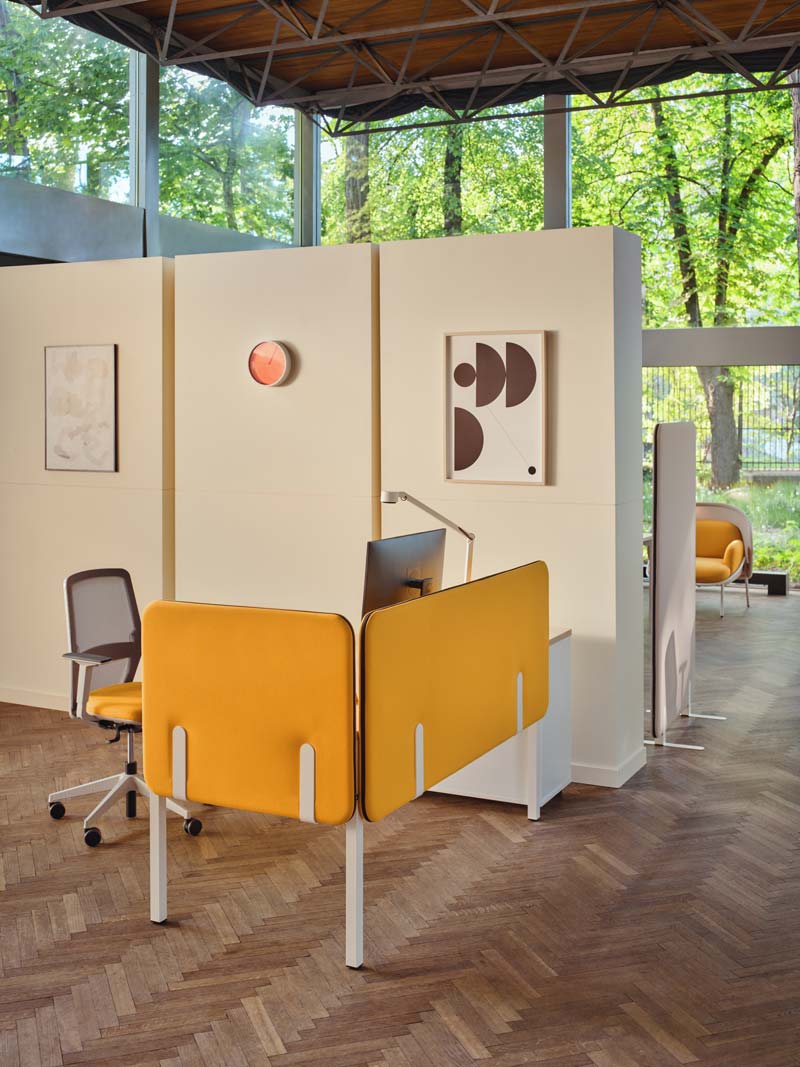 Détail du piètement métal en T d'un panneau acoustique sur pied