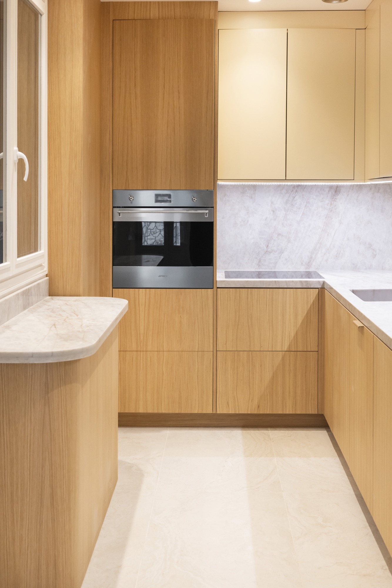 Détail de crédence en quartzite et robinetterie noire dans la cuisine