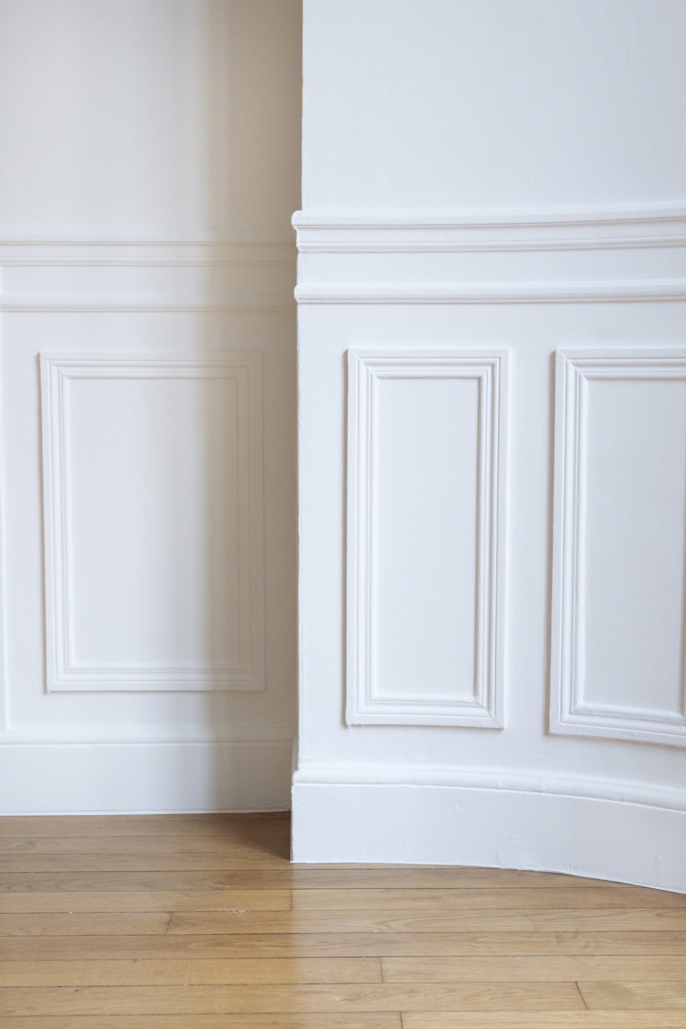 Moulures et boiseries d'origine restaurées et repeintes en blanc