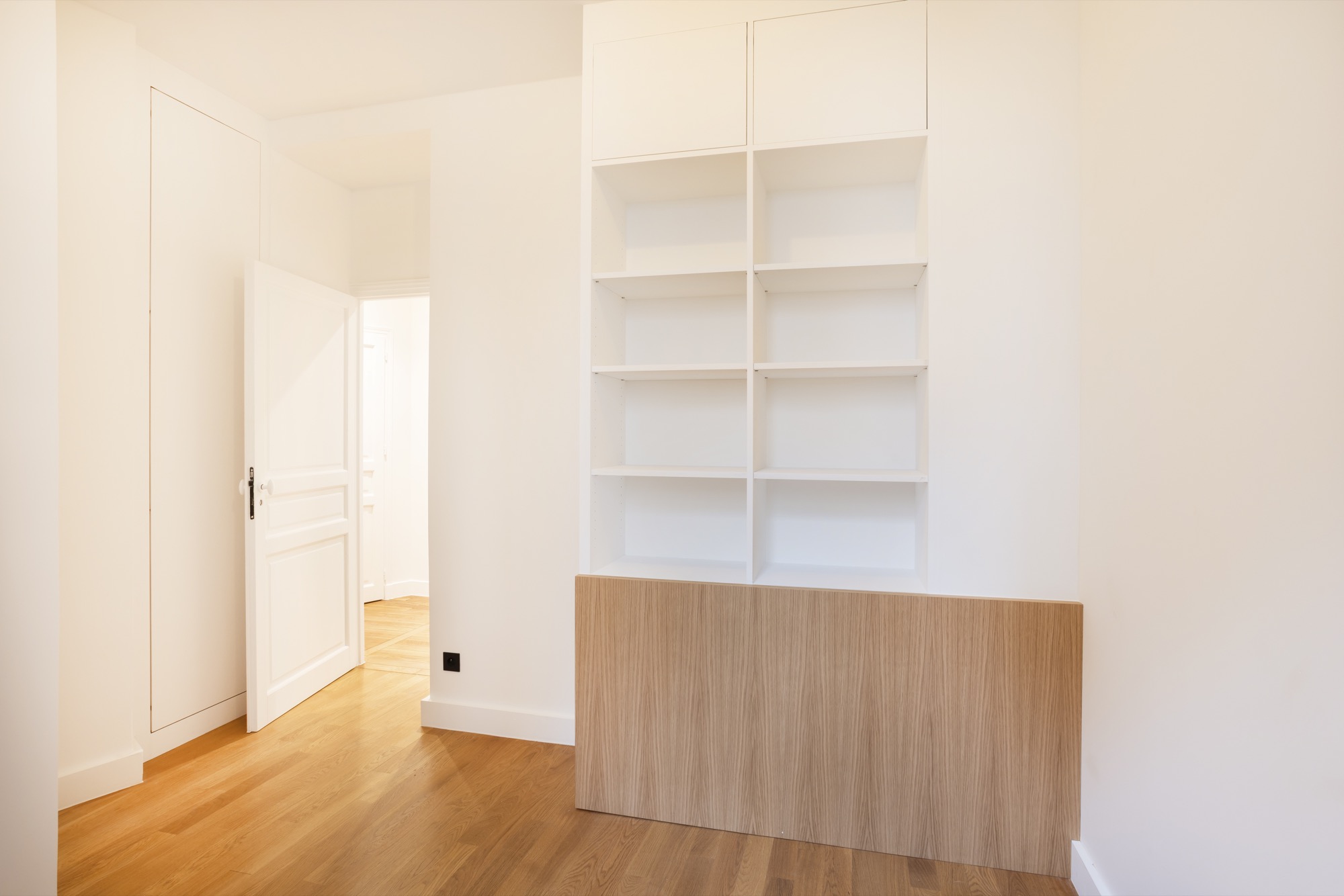 Îlot en marbre et cheminée d'origine dans le séjour de l'appartement rénové