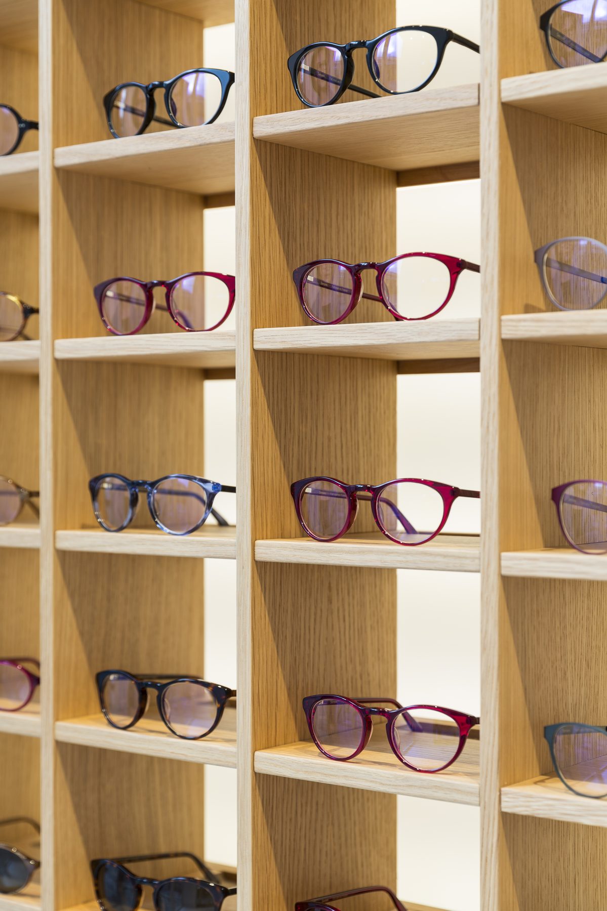 Casiers bois présentant les lunettes en libre accès