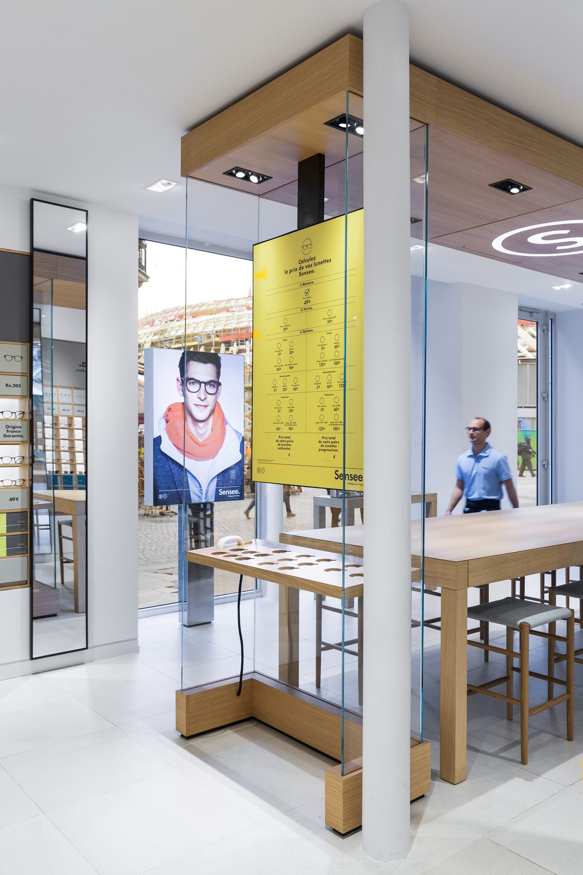 Colonne miroir et signalétique dans la boutique Sensee