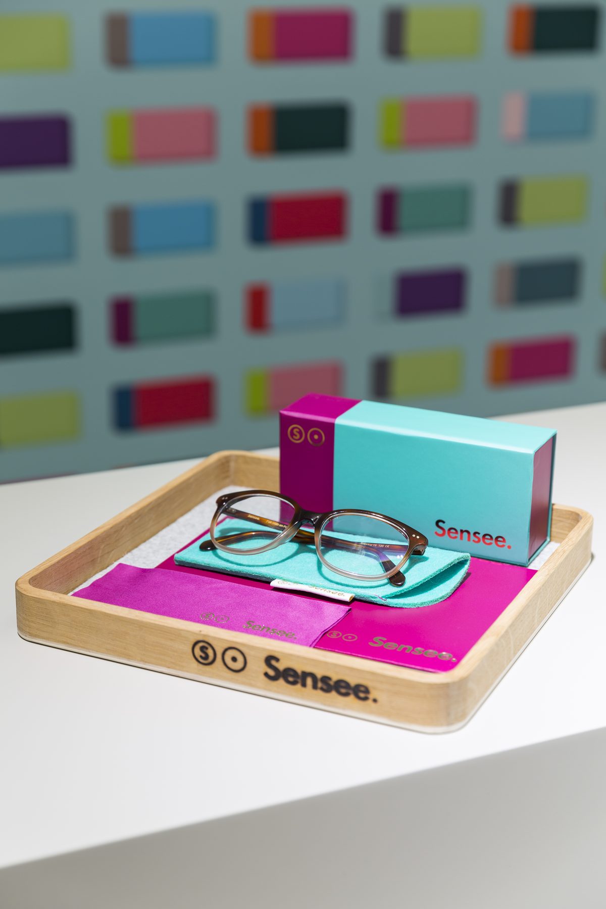 Plateau bois de présentation avec une paire de lunettes Sensee
