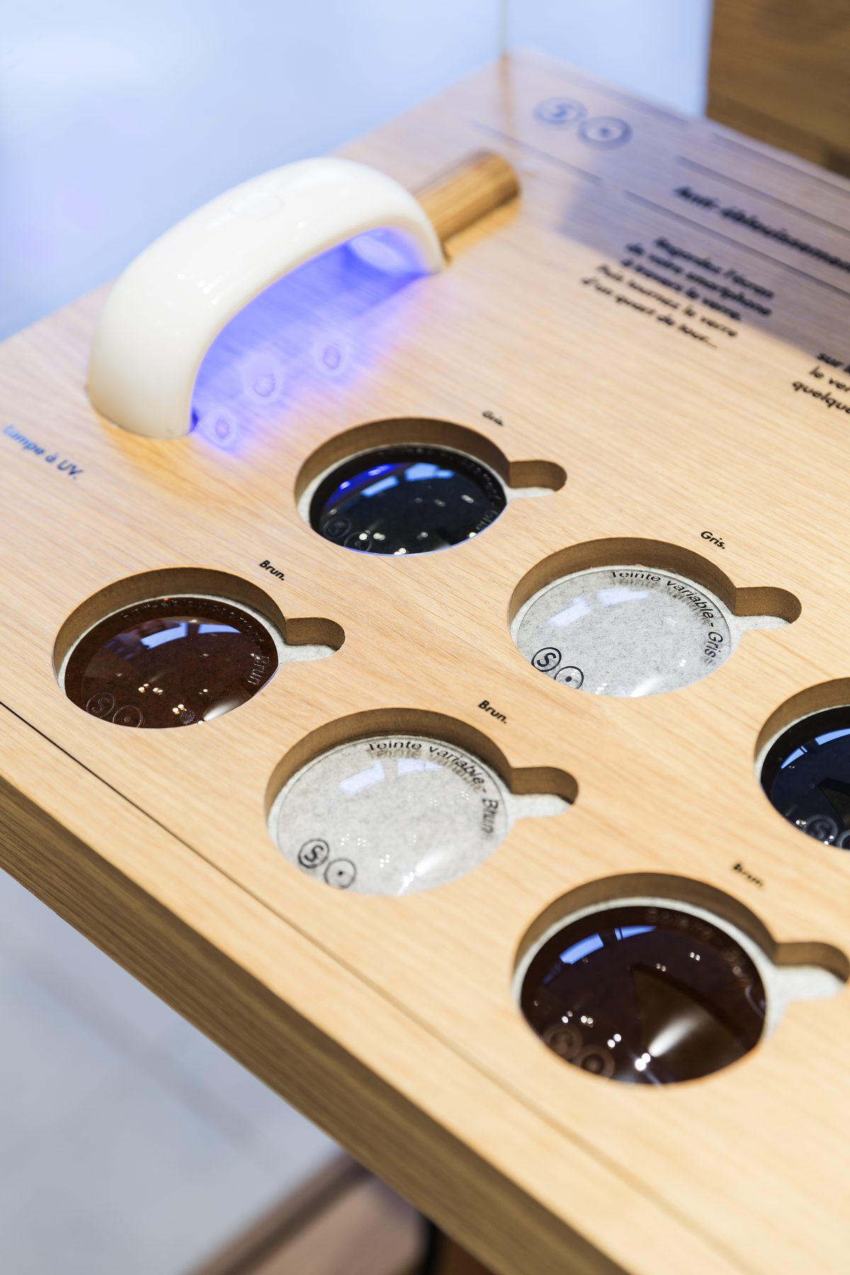 Détail d’un présentoir bois pour la démonstration des verres