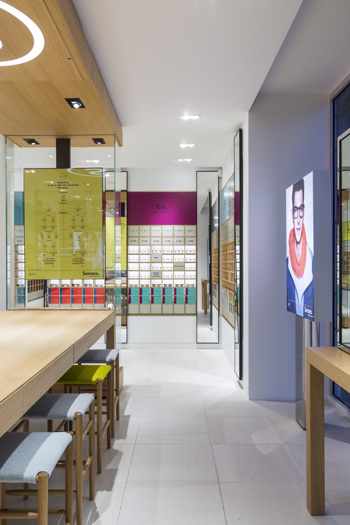 Salle de vente rythmée par les panneaux graphiques colorés