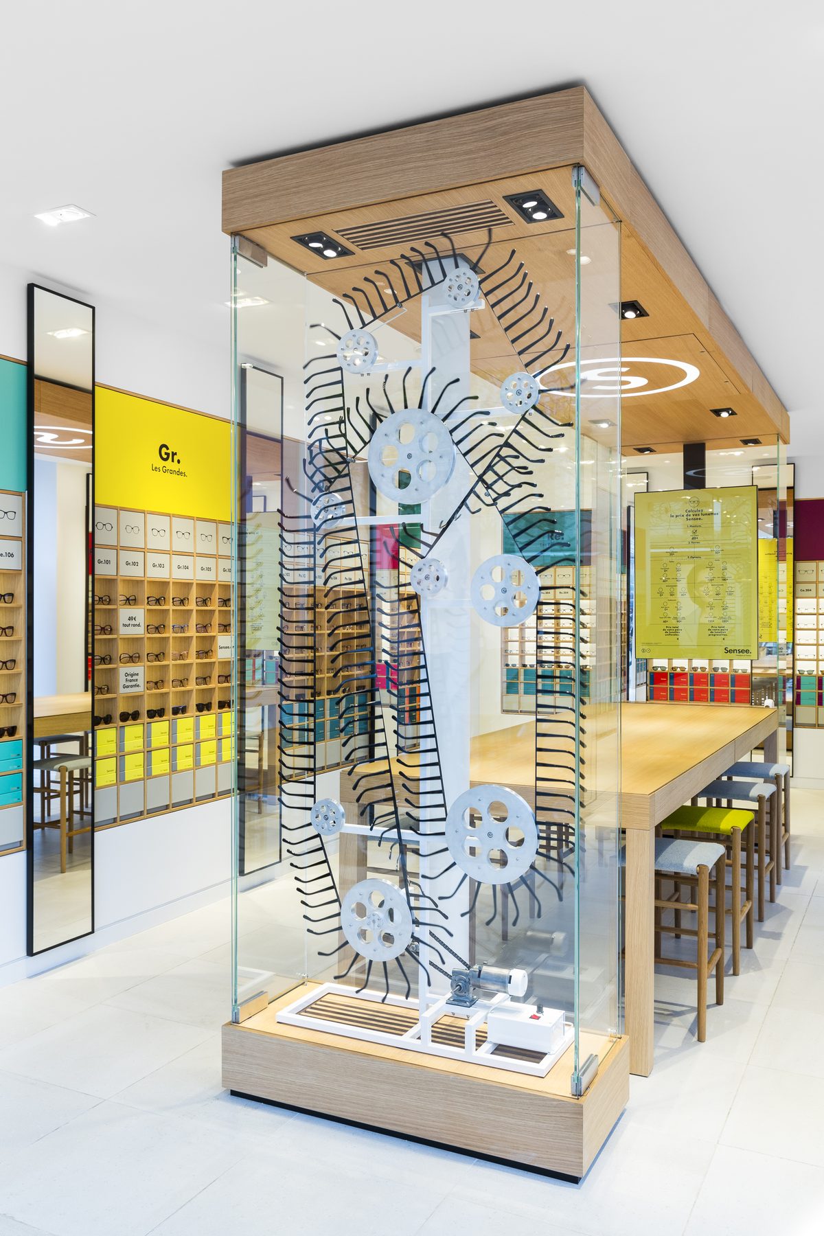 Vitrine centrale et sculpture décorative de la boutique Sensee, agencement Isospace